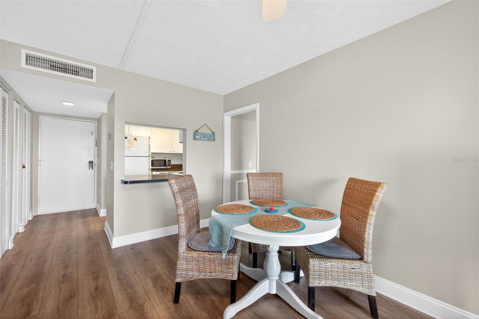 BAY SHORES YACHT & TENNIS CLUB - Residential