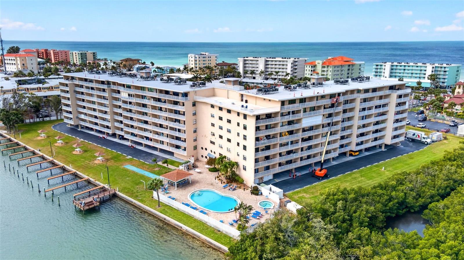 BAY SHORES YACHT & TENNIS CLUB - Residential