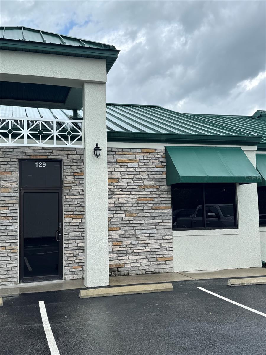 You'd be hard-pressed to find a remodeled everything-included, ready-to-move-in 16'x12' commercial space for only $950 a month in St. Cloud!
Welcome to East Saint Cloud Commerce Center, an eye-pleasing commercial office complex conveniently located on US 192/East 13th Street
near major intersections. 129 and 131 E 13th Street are comprised of multiple units sharing a beautifully remodeled reception area/waiting
room, common hallway, kitchen with refrigerator, and 2 restrooms. What's included in the rent price? All utilities- water, electric, internet, and
common area maintenance and cleaning. It's difficult to find this quality of office space in growing Saint Cloud!