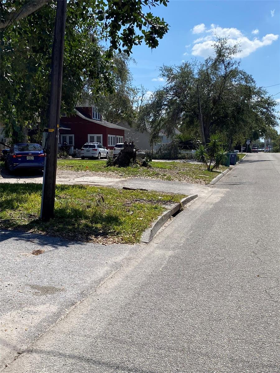 RARE Duplex Lot in downtown Palmetto, FL. Build your Generational 2 family home or live in one home and have rental income from the second home. Palmetto is located on the West Coast of Florida. Palmetto and Bradenton host multiple Festivals and Events centered on the Manatee River that separates them. Boat Races/Farmers Markets/ Food and Music Festivals are just the start of living in this riverside town. New Beach Ferry Service from the Bradenton Riverwalk makes the visit to the sugar sand beaches of Anna Maria Island a short trip down the river,