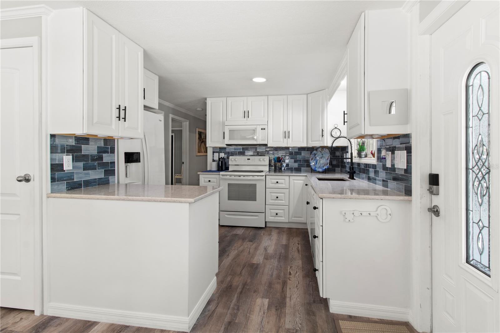 PALM LAKE ESTATES - Residential