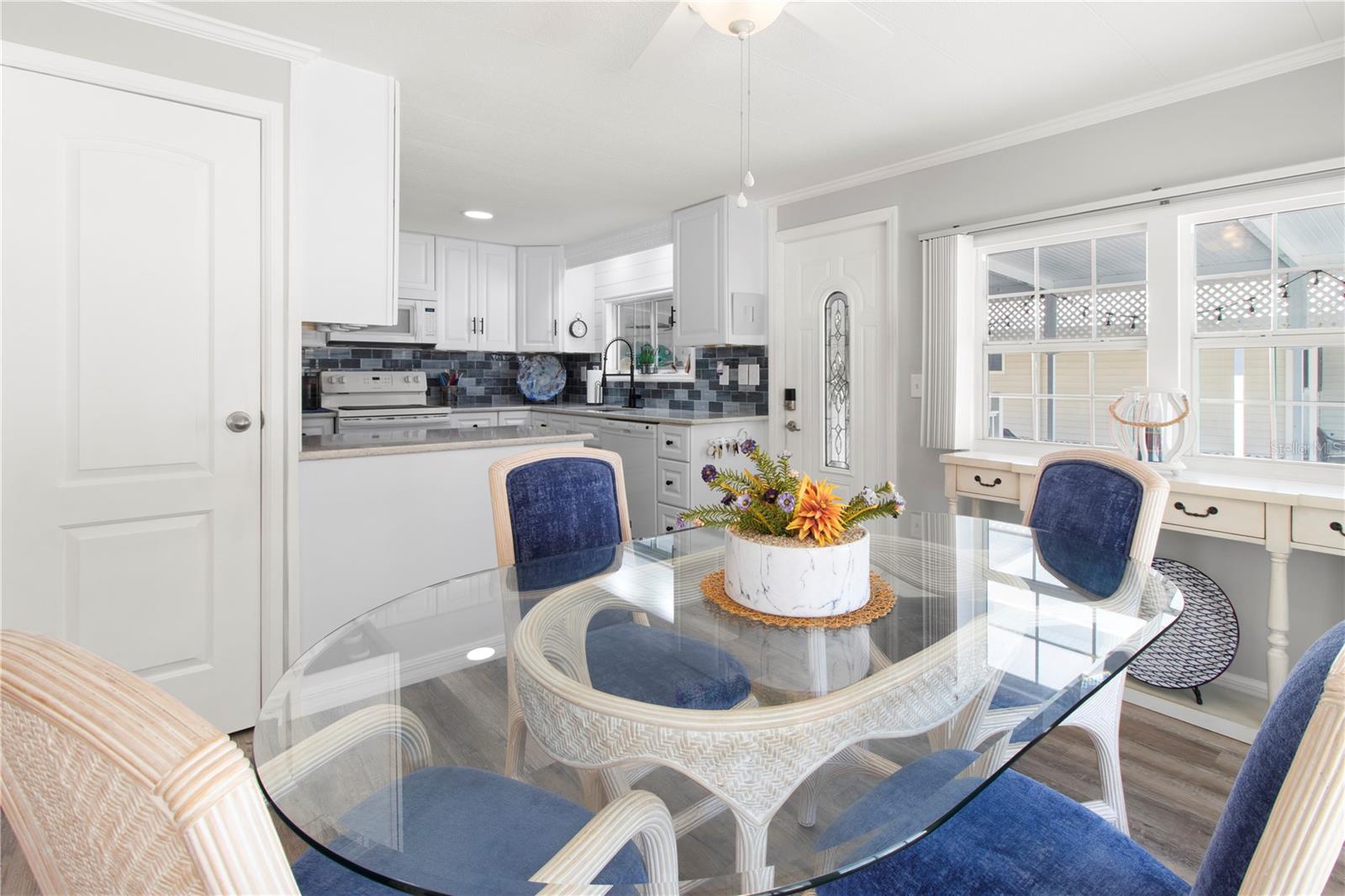 PALM LAKE ESTATES - Residential