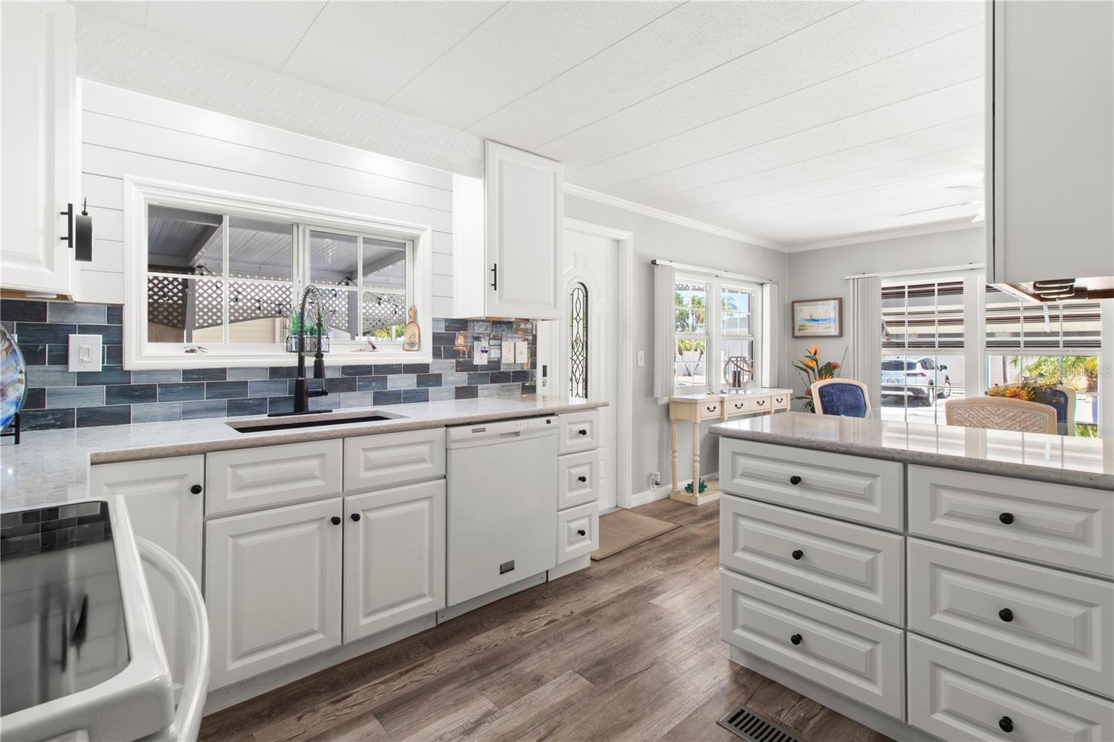 PALM LAKE ESTATES - Residential