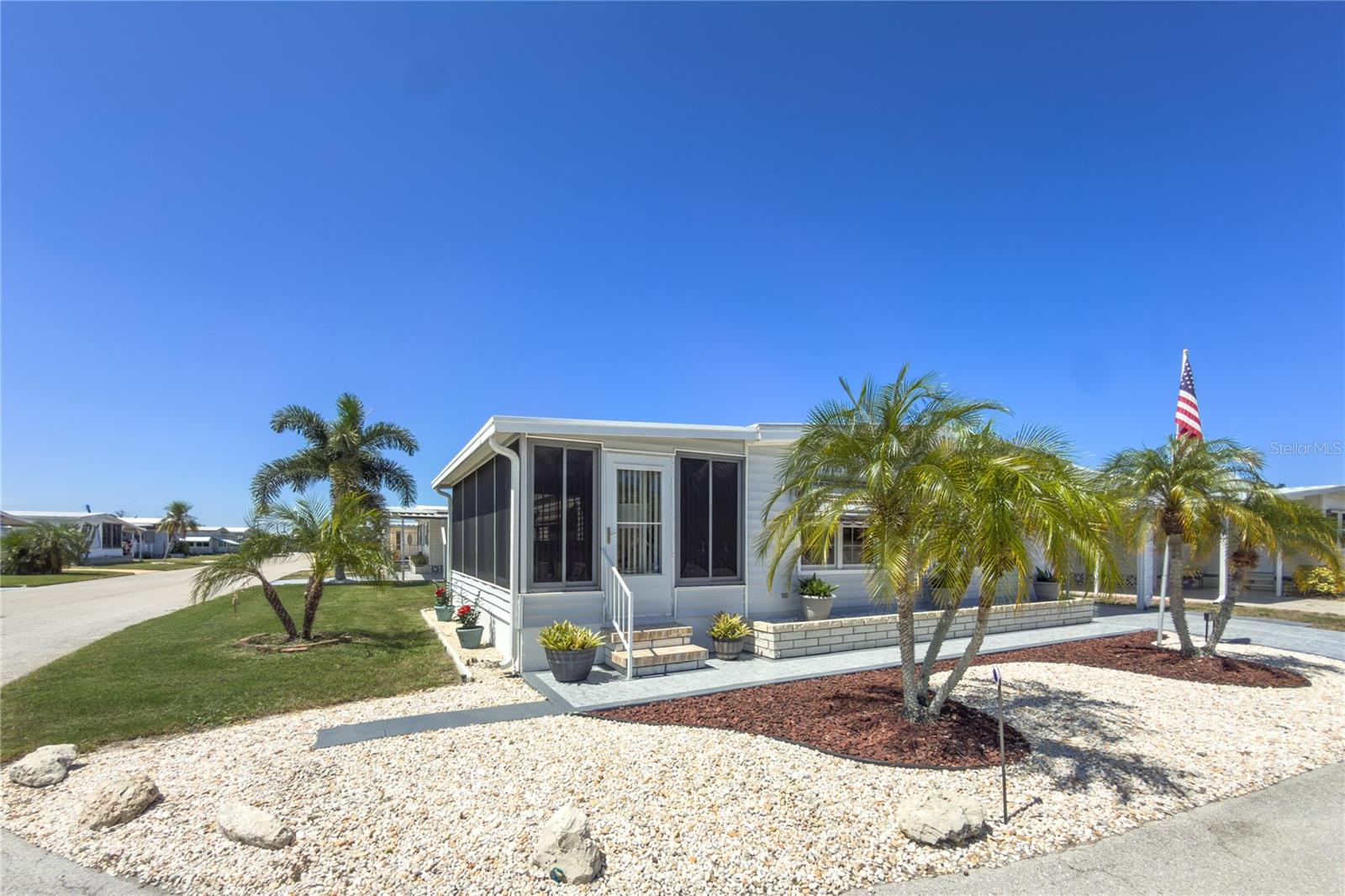 PALM LAKE ESTATES - Residential