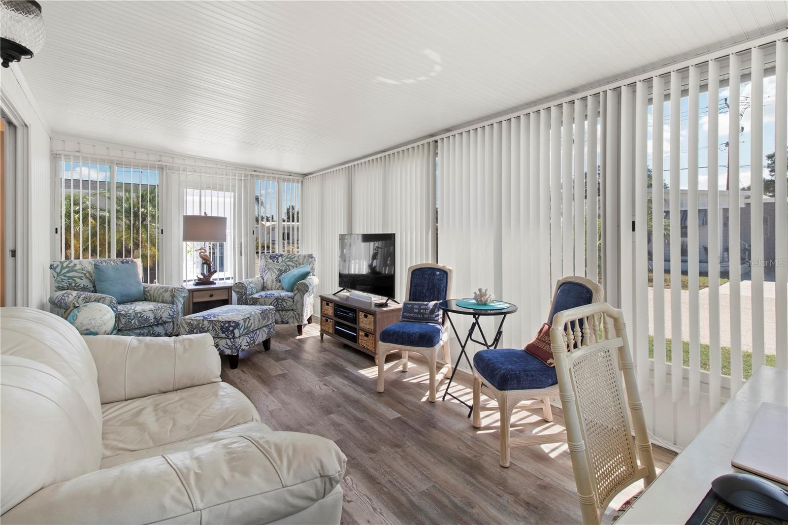 PALM LAKE ESTATES - Residential