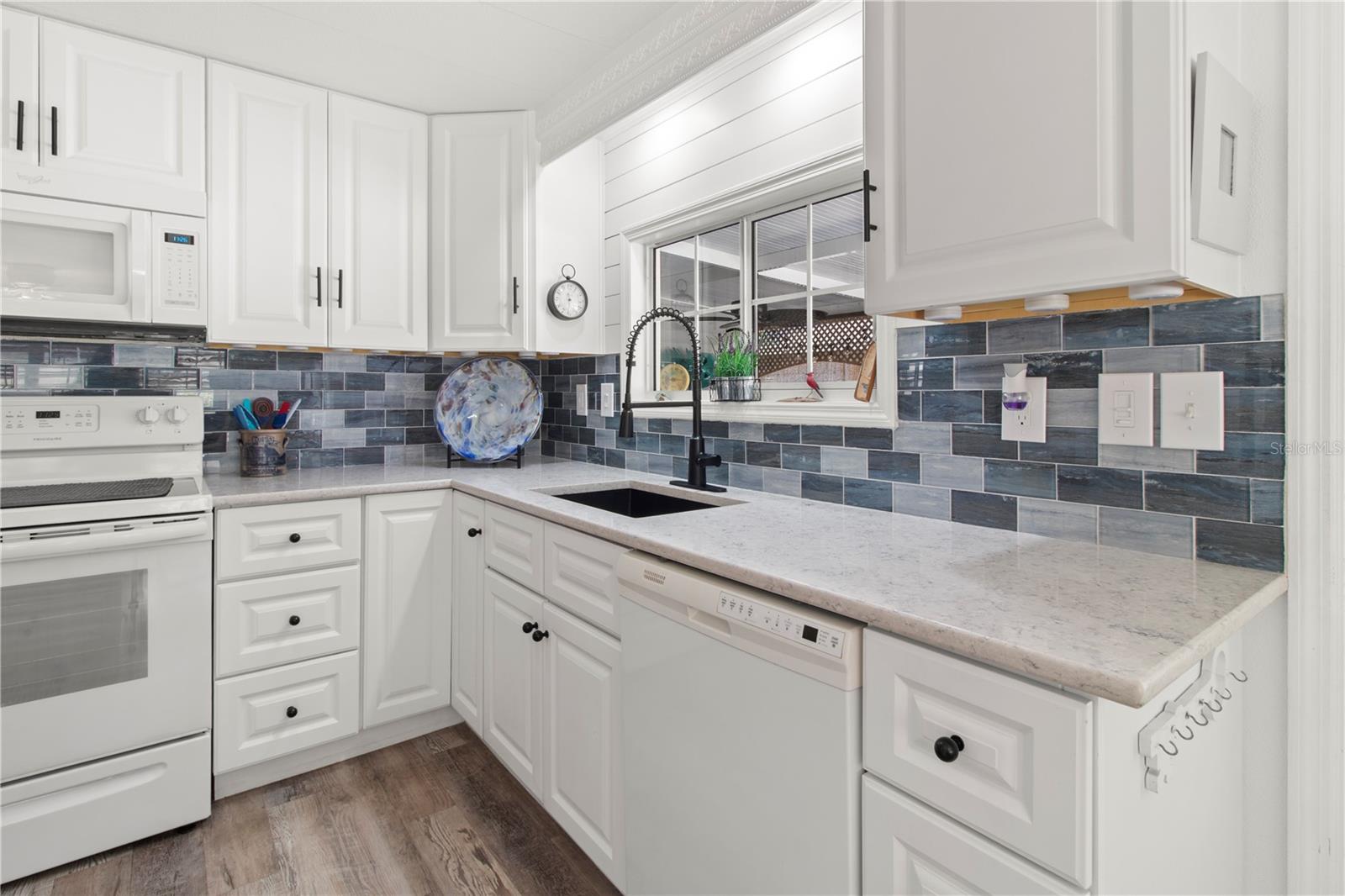 PALM LAKE ESTATES - Residential