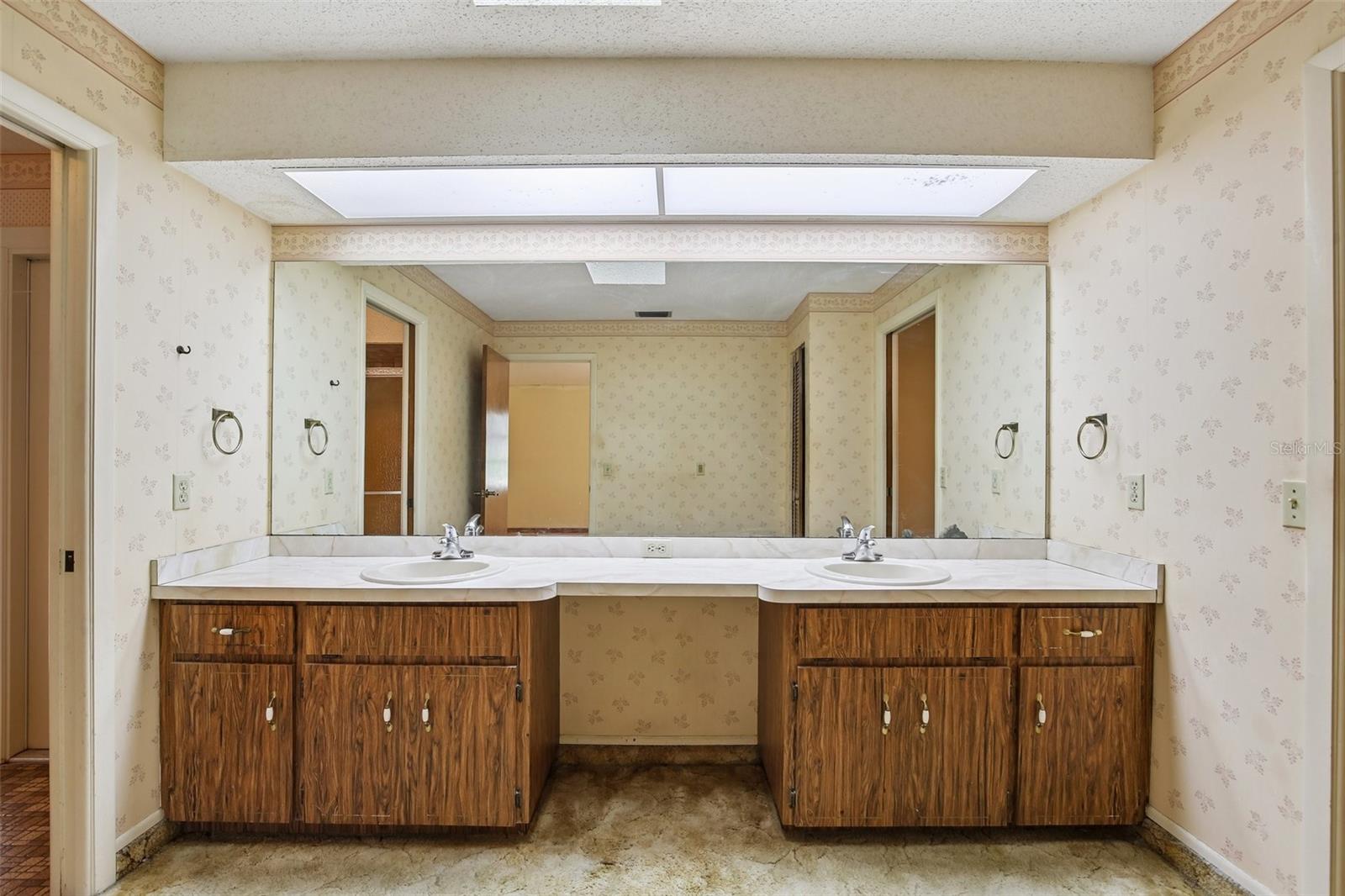 GOLDEN ACRES - Residential