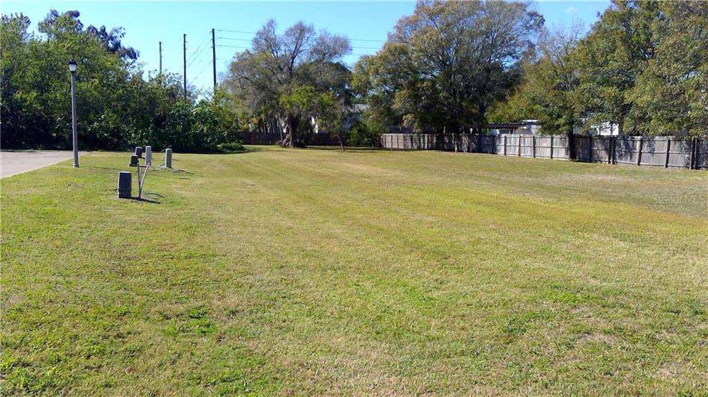 HERITAGE OAKS TWNHMS - Land