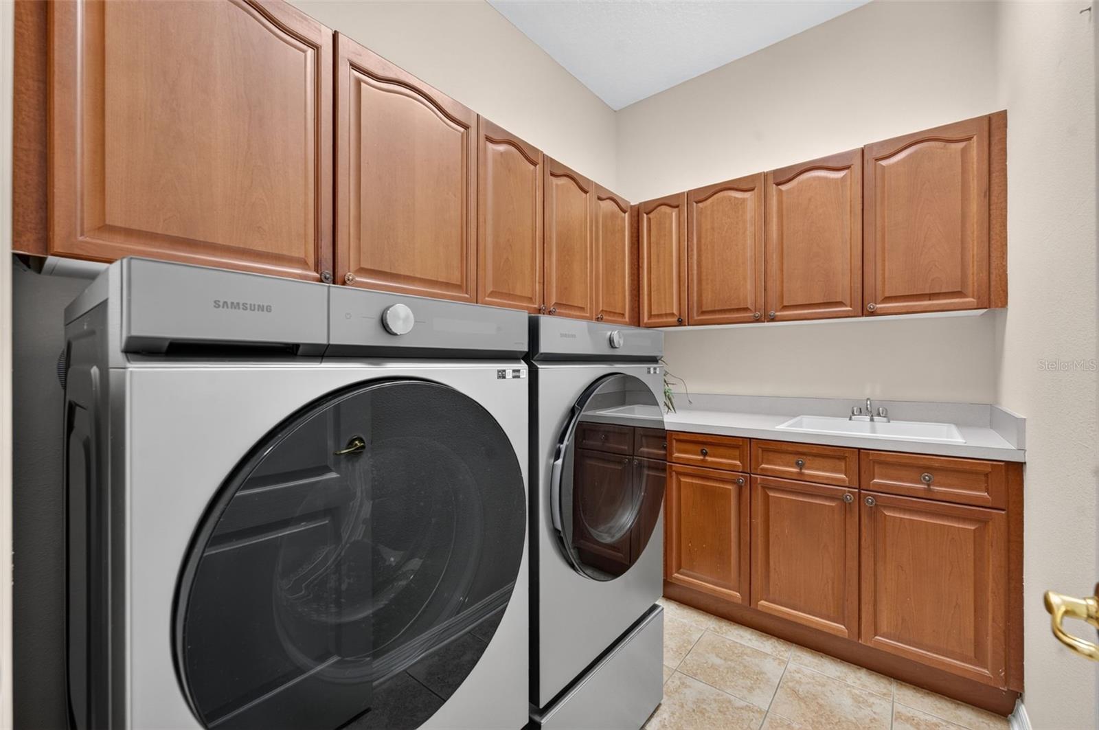 LAKES WINDERMERE PH 01 49 108 - Residential