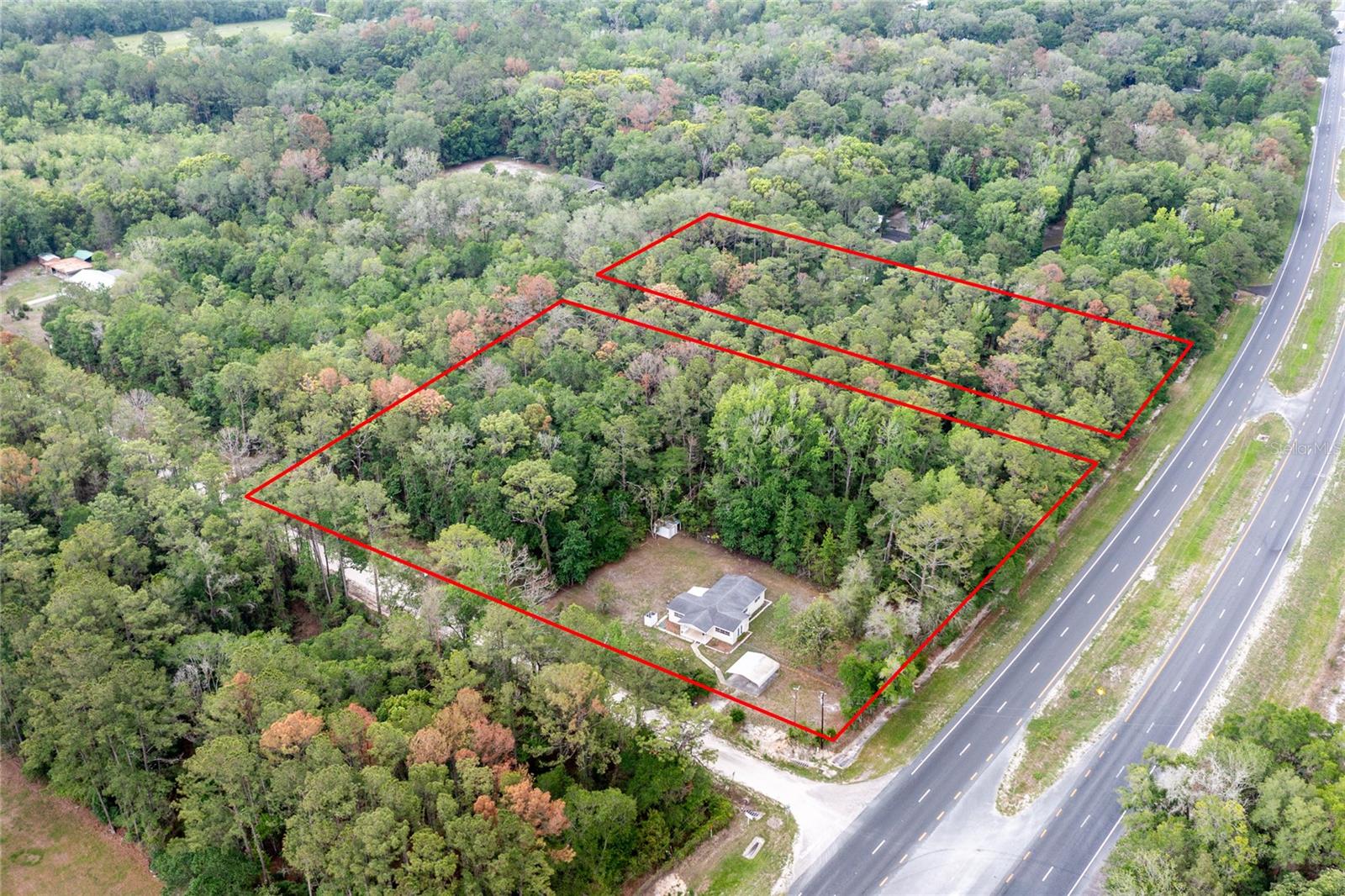 Welcome to 5.58 acres ready for your use, potential development or family compound opportunity!   3BR 2 BA, approximately 1352 sq ft,
covered carport, covered porch, storage shed, fenced yard!  HVAC was replaced in July 2025! This home is conveniently located near the lakes with boating access just miles away! Very convenient to Gainesville, Melrose and the north-south US 301 access.