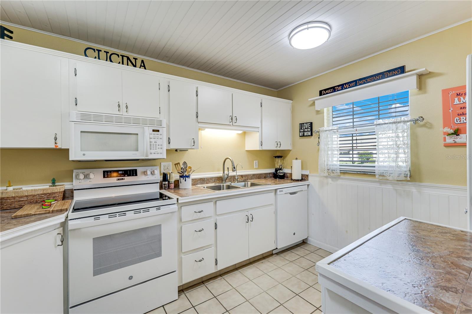 MYERLEE ESQUIRE COURTS CONDO - Residential