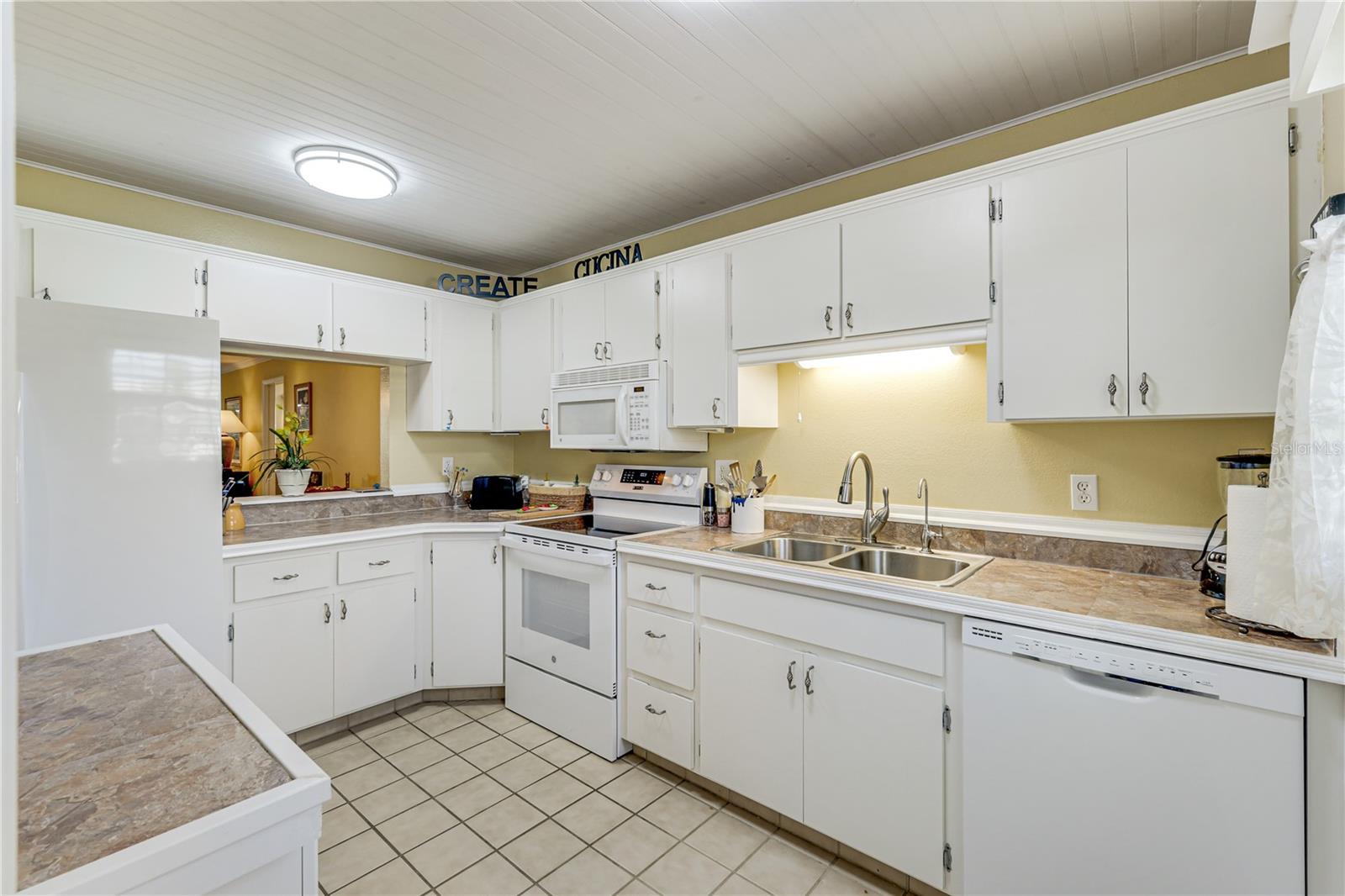 MYERLEE ESQUIRE COURTS CONDO - Residential