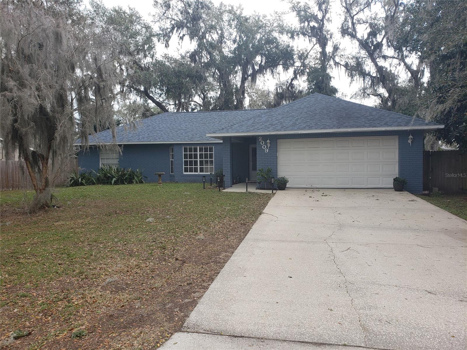 Attractive 3/2 cement block/stucco home on a 80x125 lot. Large screened back porch with French doors. Attractive shade trees in front and back. Back yard completely fenced. Beautiful Bay Window in living room. Very high vaulted ceilings. Newer roof. Freshly painted inside and outside. House recently appraised at $310,000. great curb appeal. Tenant is  month to month 2 car garage ;Water: City