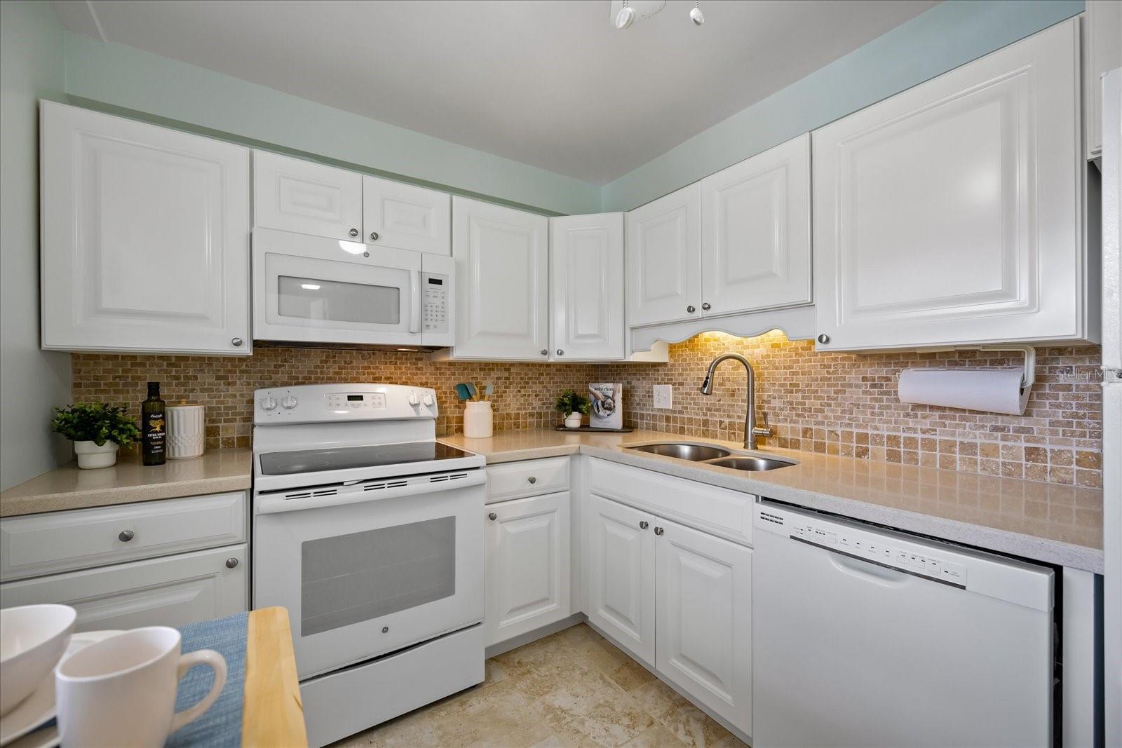 IMPERIAL POINT CONDO - Residential Lease