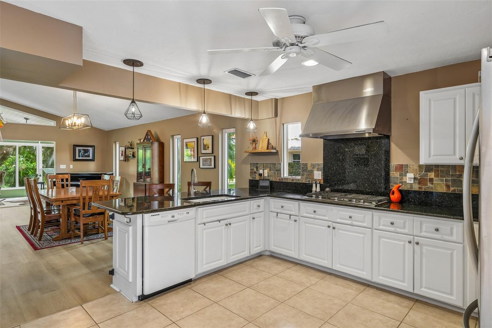COUNTRY PLACE - Residential