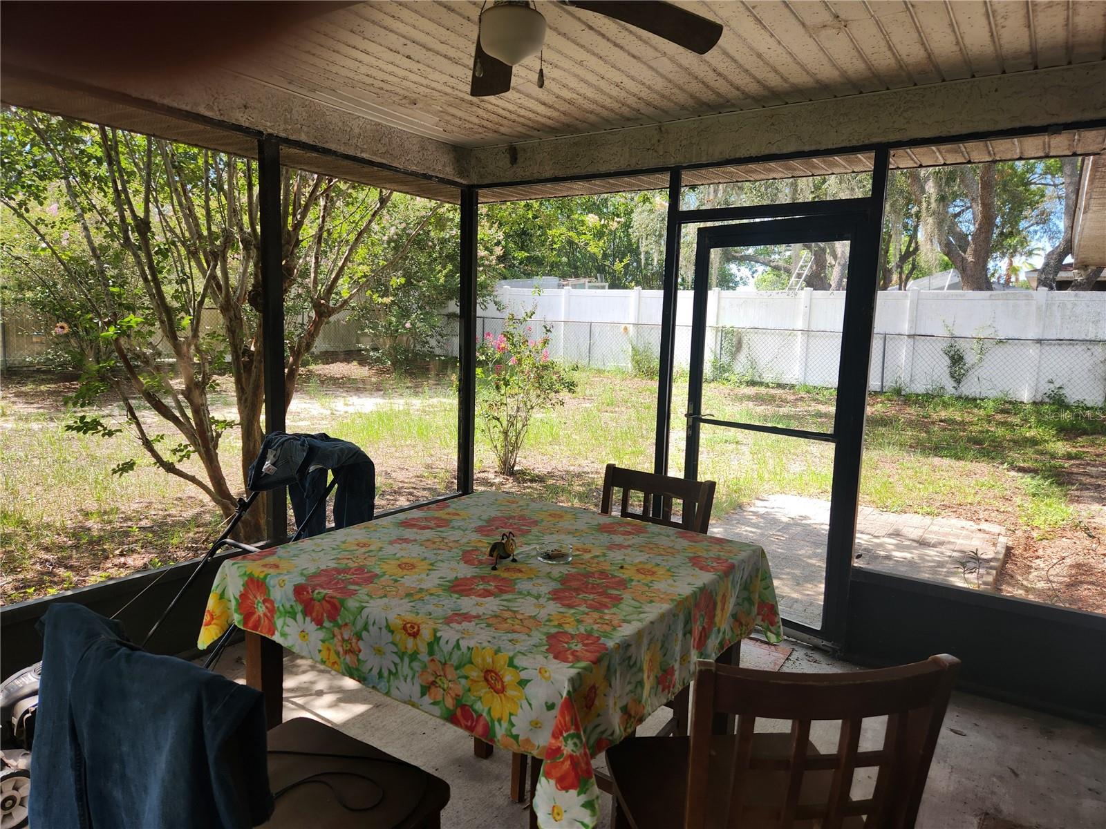 SPRING HILL UNIT 16 BLK 995 LOT 17 - Residential