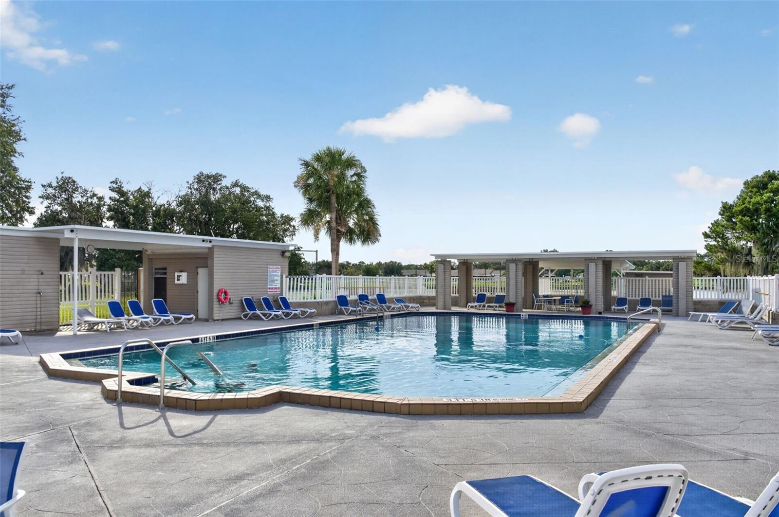 LAKESHORE CLUB - Residential