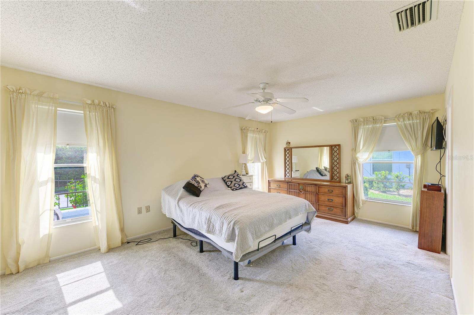 VILLAGE GREEN OF BRADENTON SEC 11 - Residential