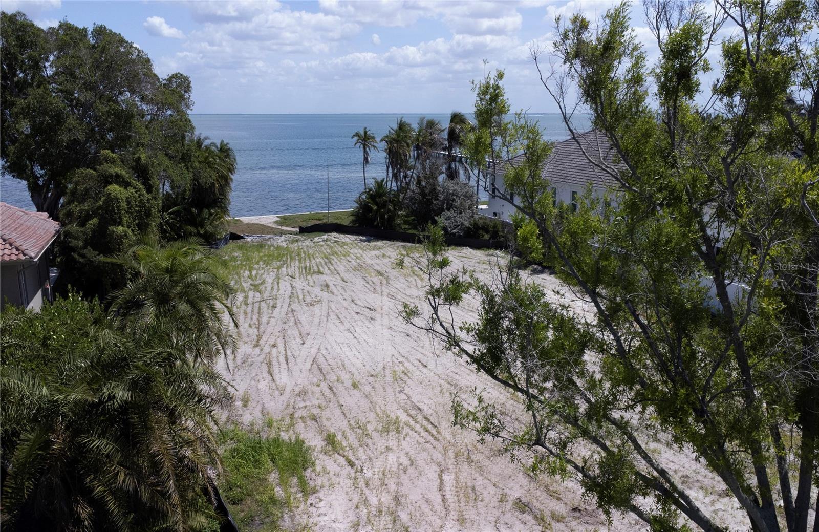 BAHAMA BEACH - Land
