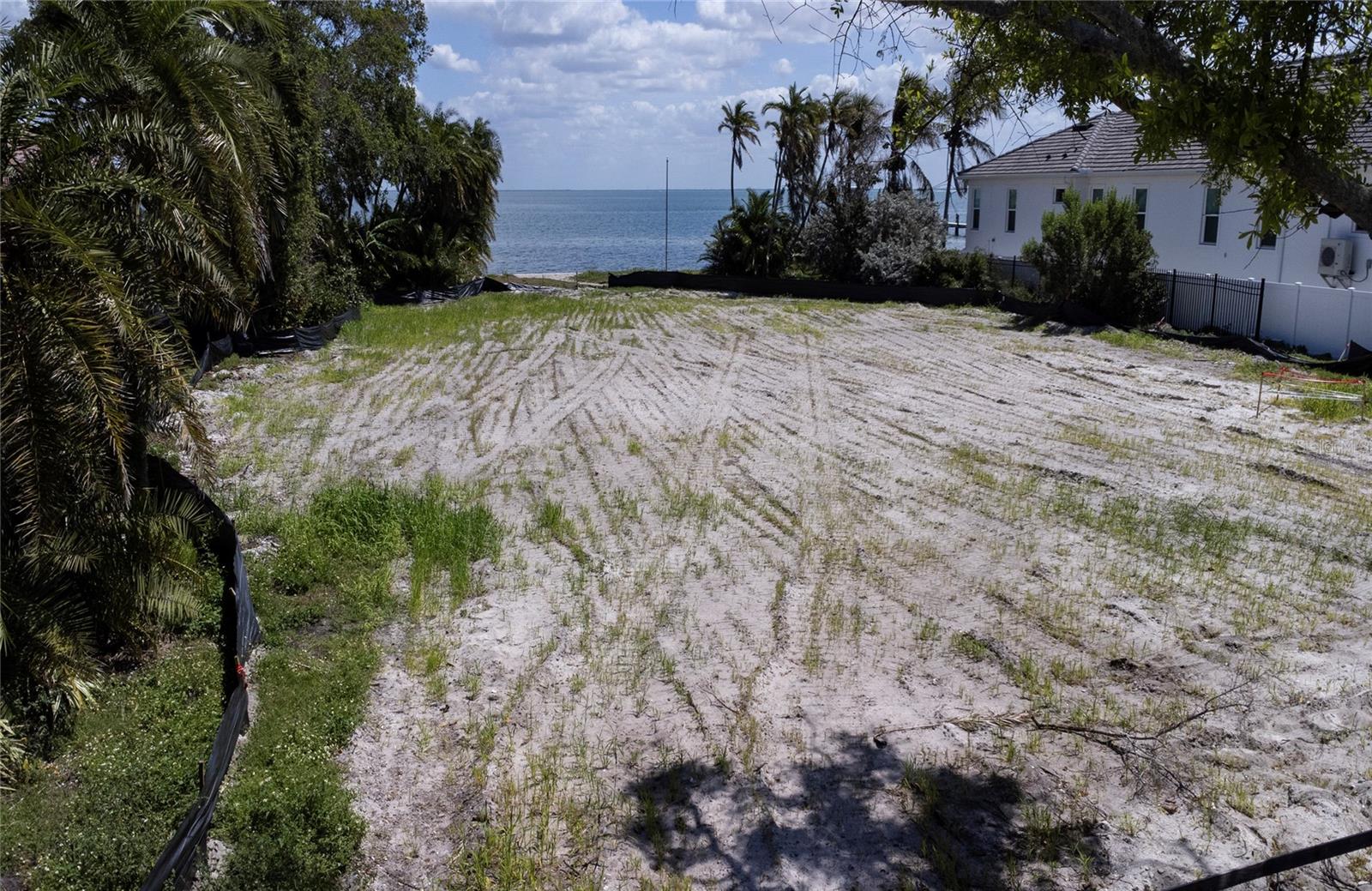 BAHAMA BEACH - Land