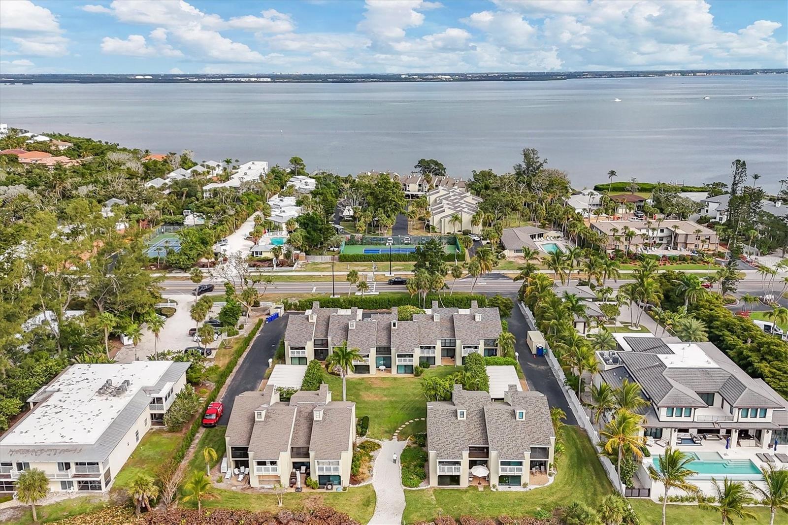 THE BANYAN BAY CLUB - Residential