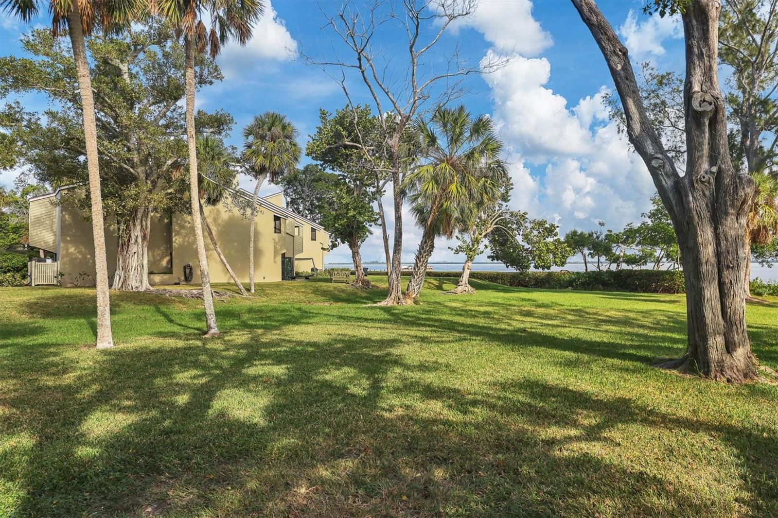 THE BANYAN BAY CLUB - Residential