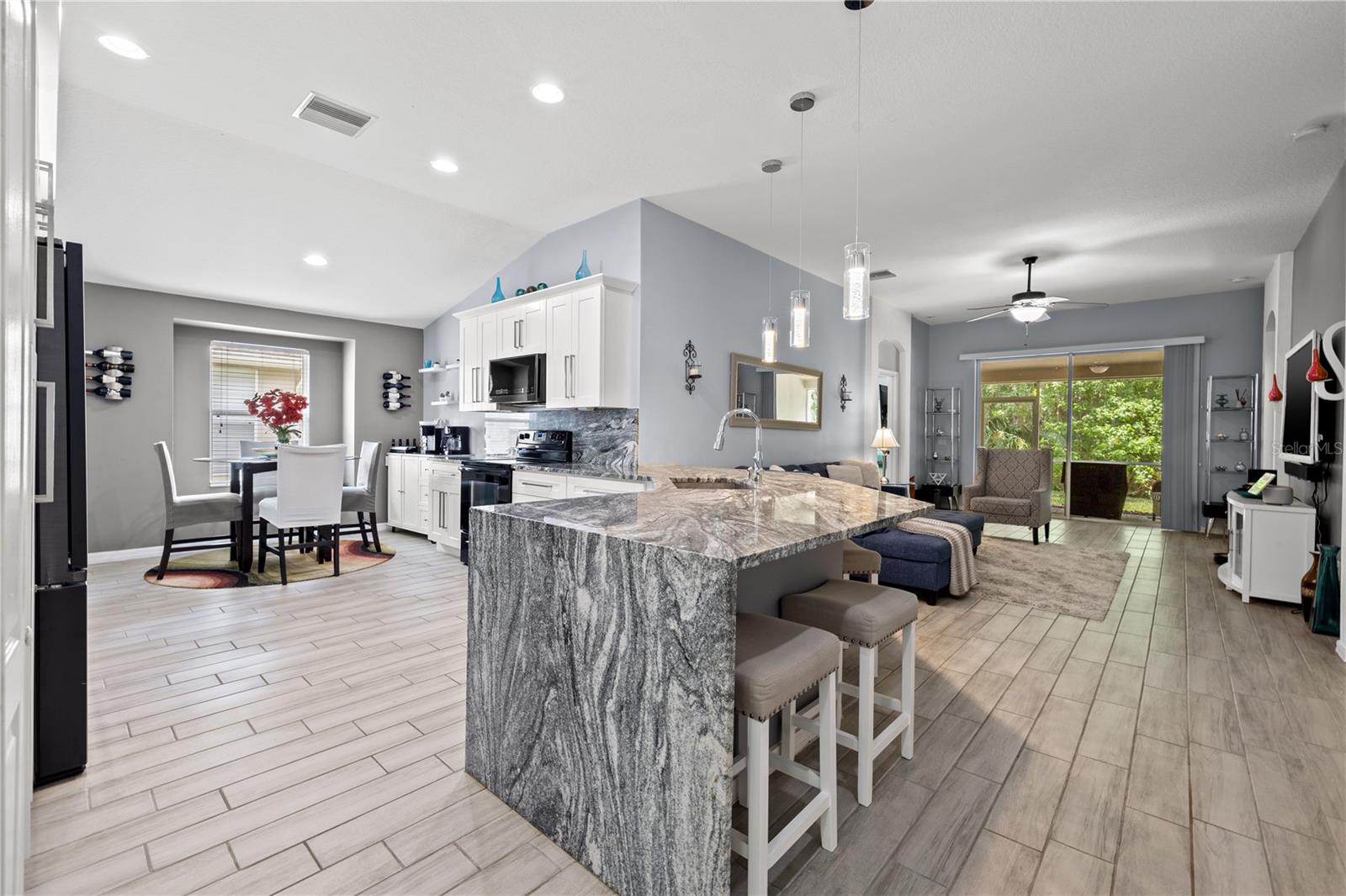 SEVEN OAKS - Residential