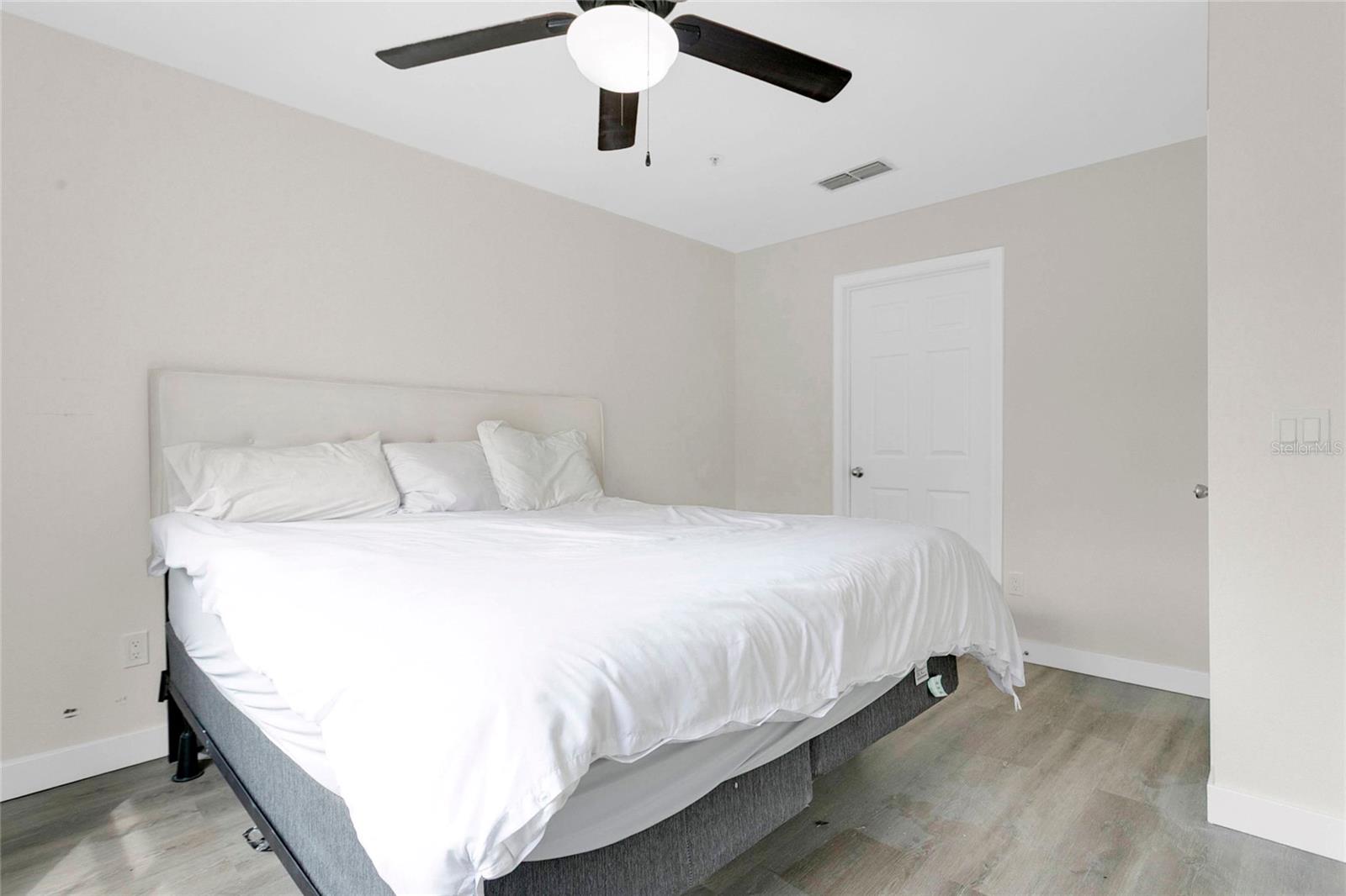 CENTRAL PK/LEE VISTA - Residential