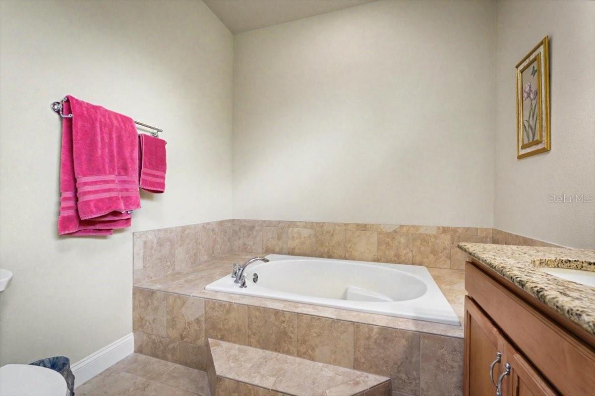 ASSESSORS S 01/2 SE 01/4 24 16 32 - Residential