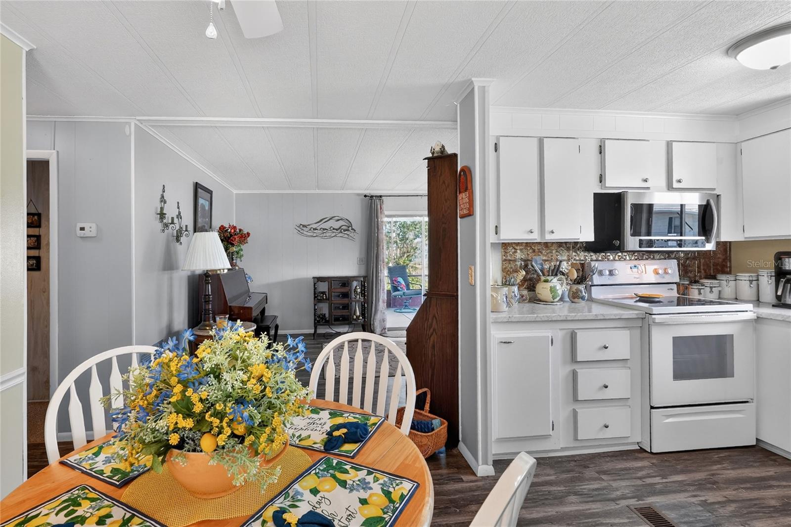 FLORAL LAKES - Residential