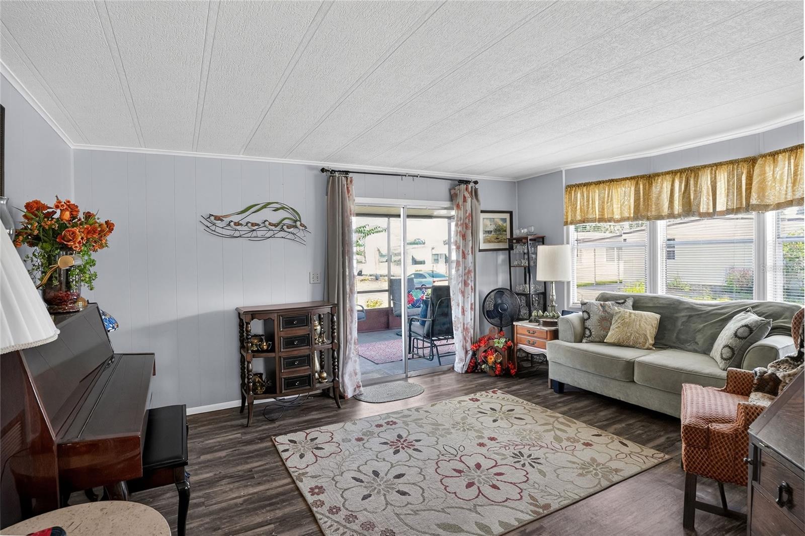 FLORAL LAKES - Residential