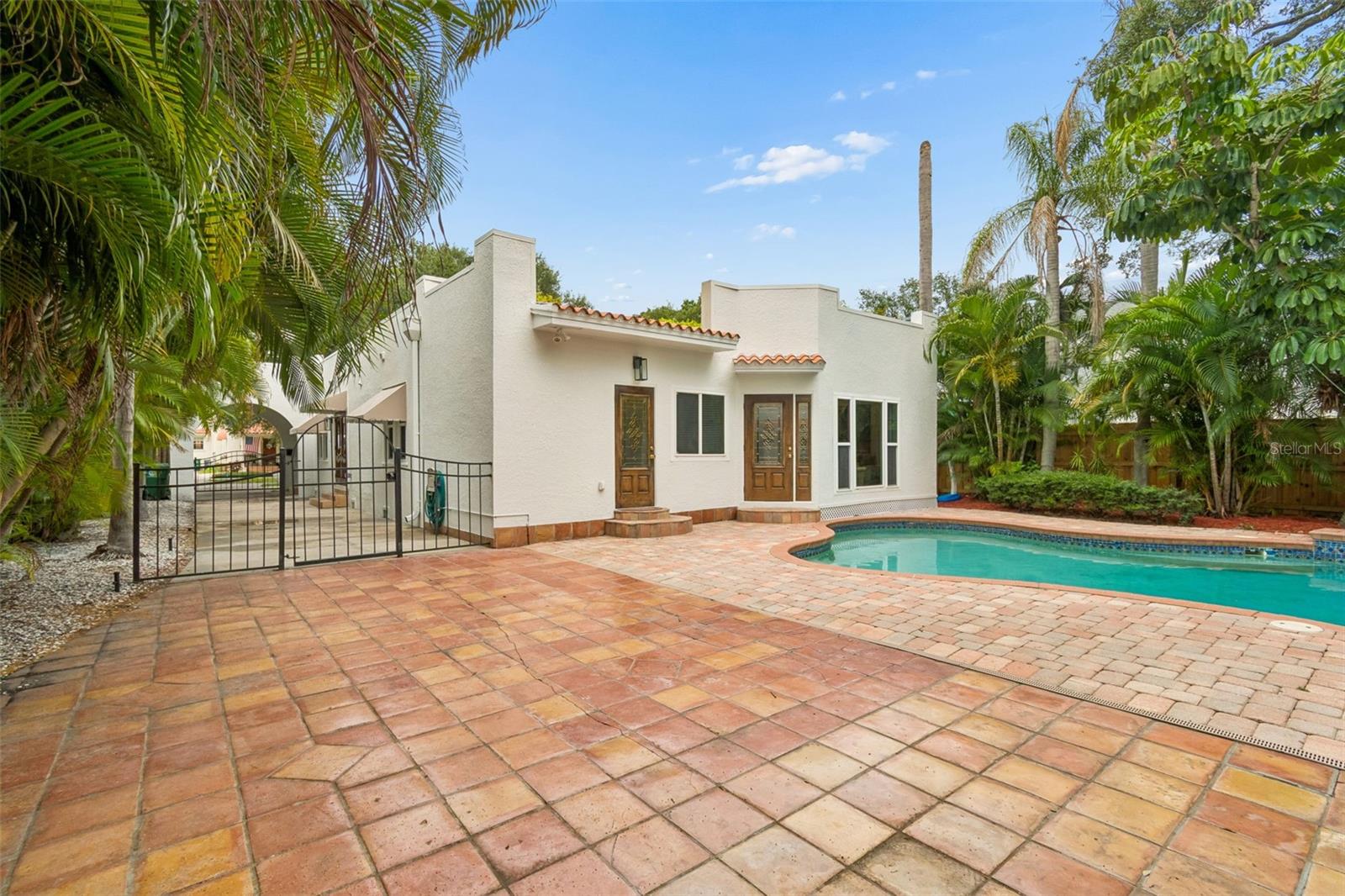 NEW SUBURB BEAUTIFUL - Residential
