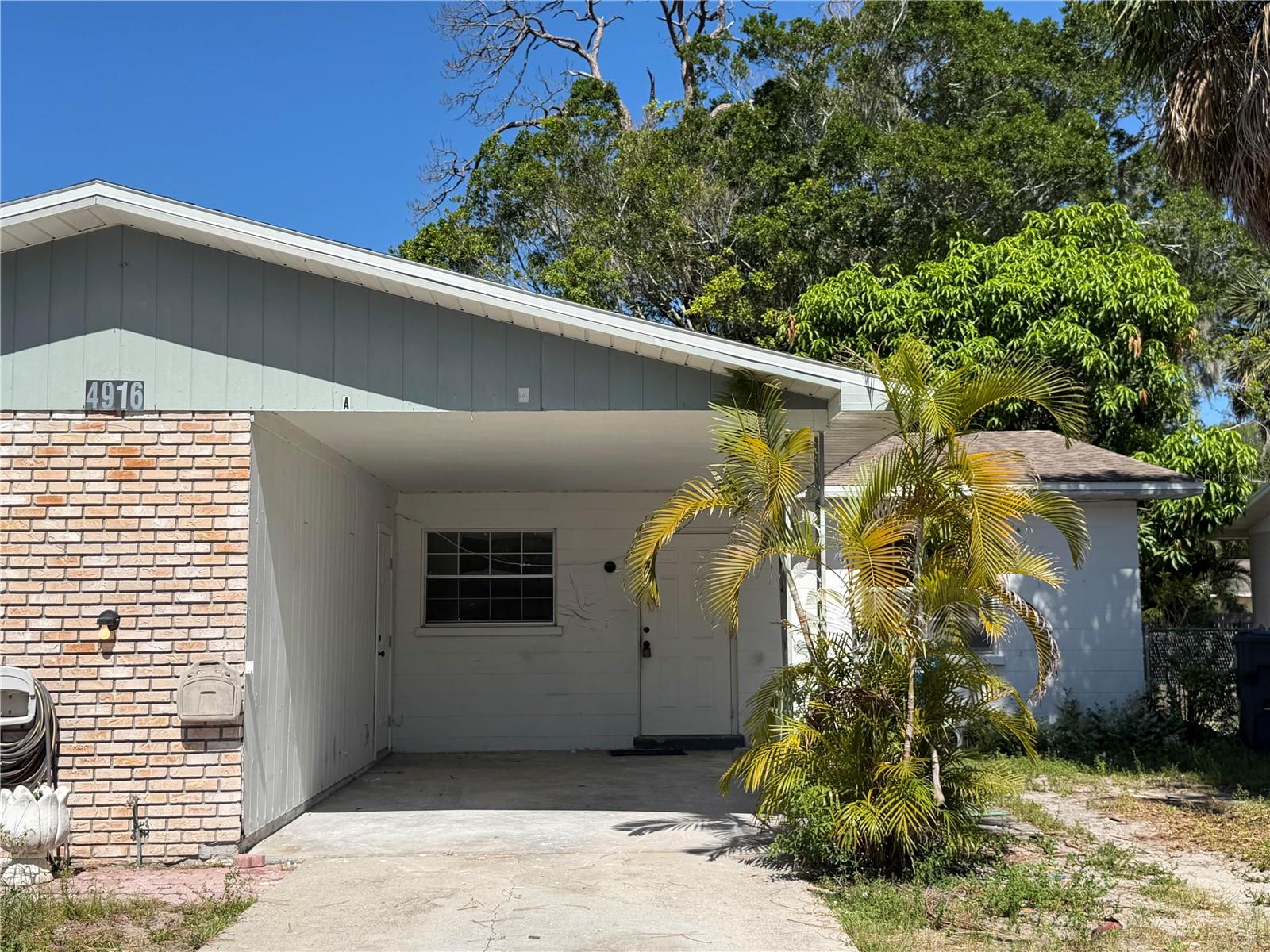 2BR/1BA Duplex located in the Holiday Heights. Freshly painted, updated kitchen, fenced in back yard, washer/dryer connections in utility shed, carport. Small pet allowed with $250 non-refundable pet fee. Close to IMG and the State College of Florida. Call today for a showing.
