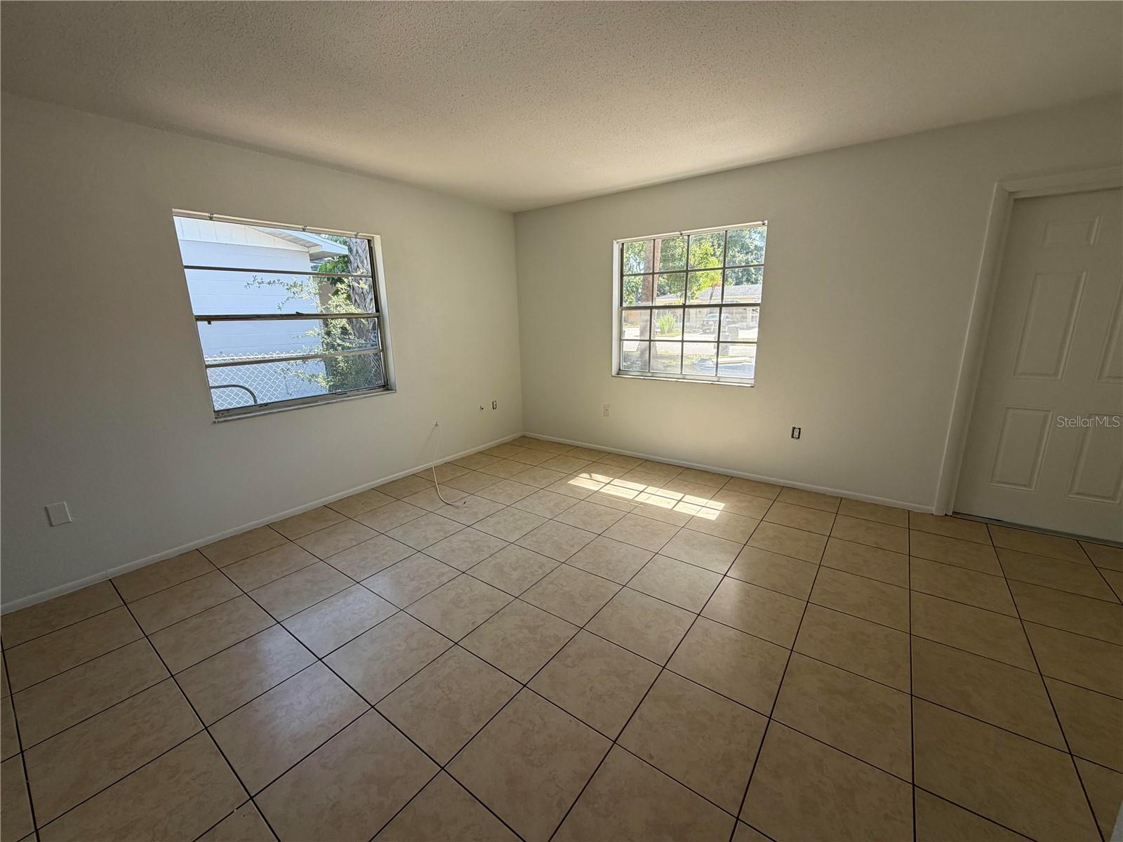 HOLIDAY HEIGHTS 2ND ADD - Residential Lease