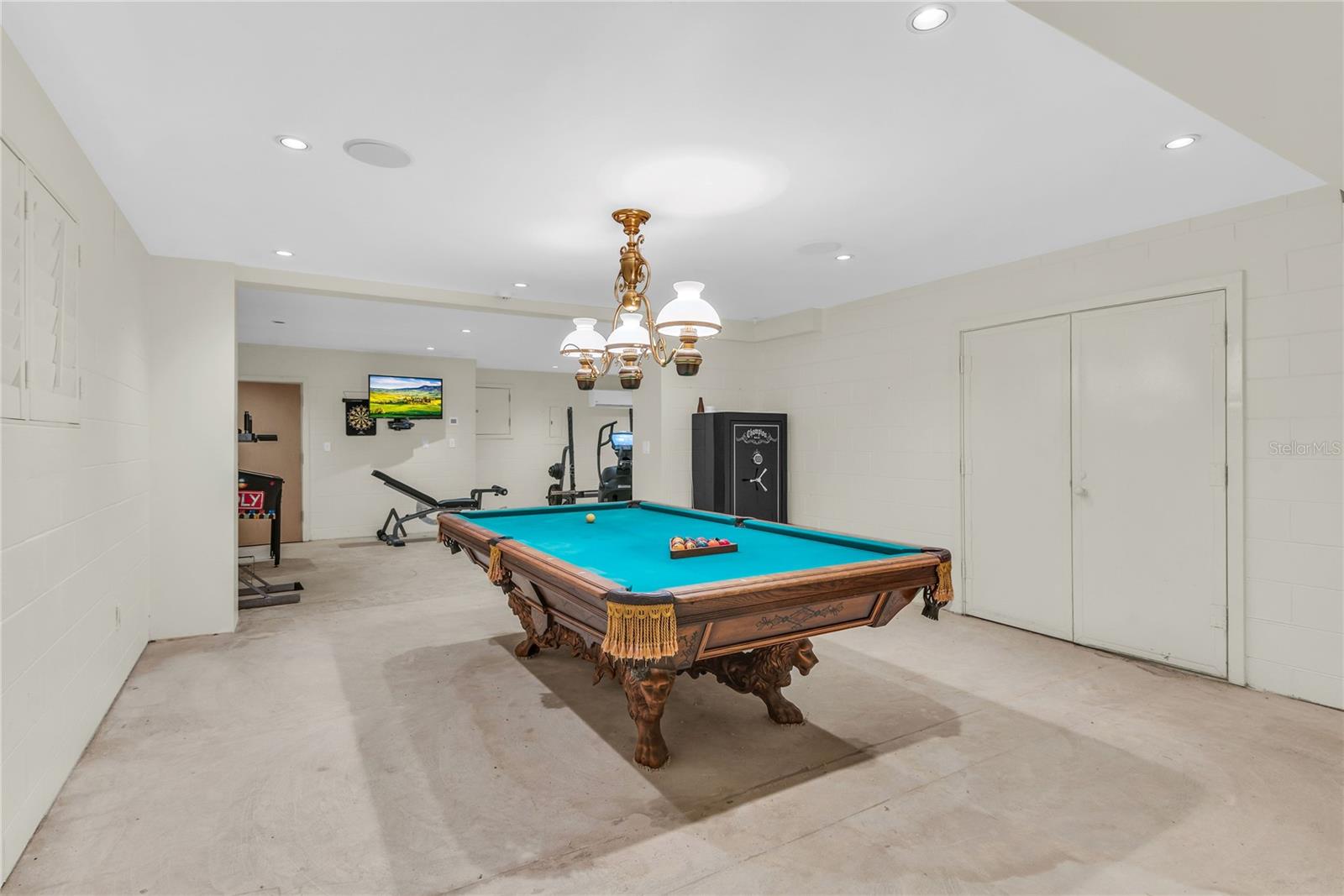 TUXEDO ESTATES - Residential