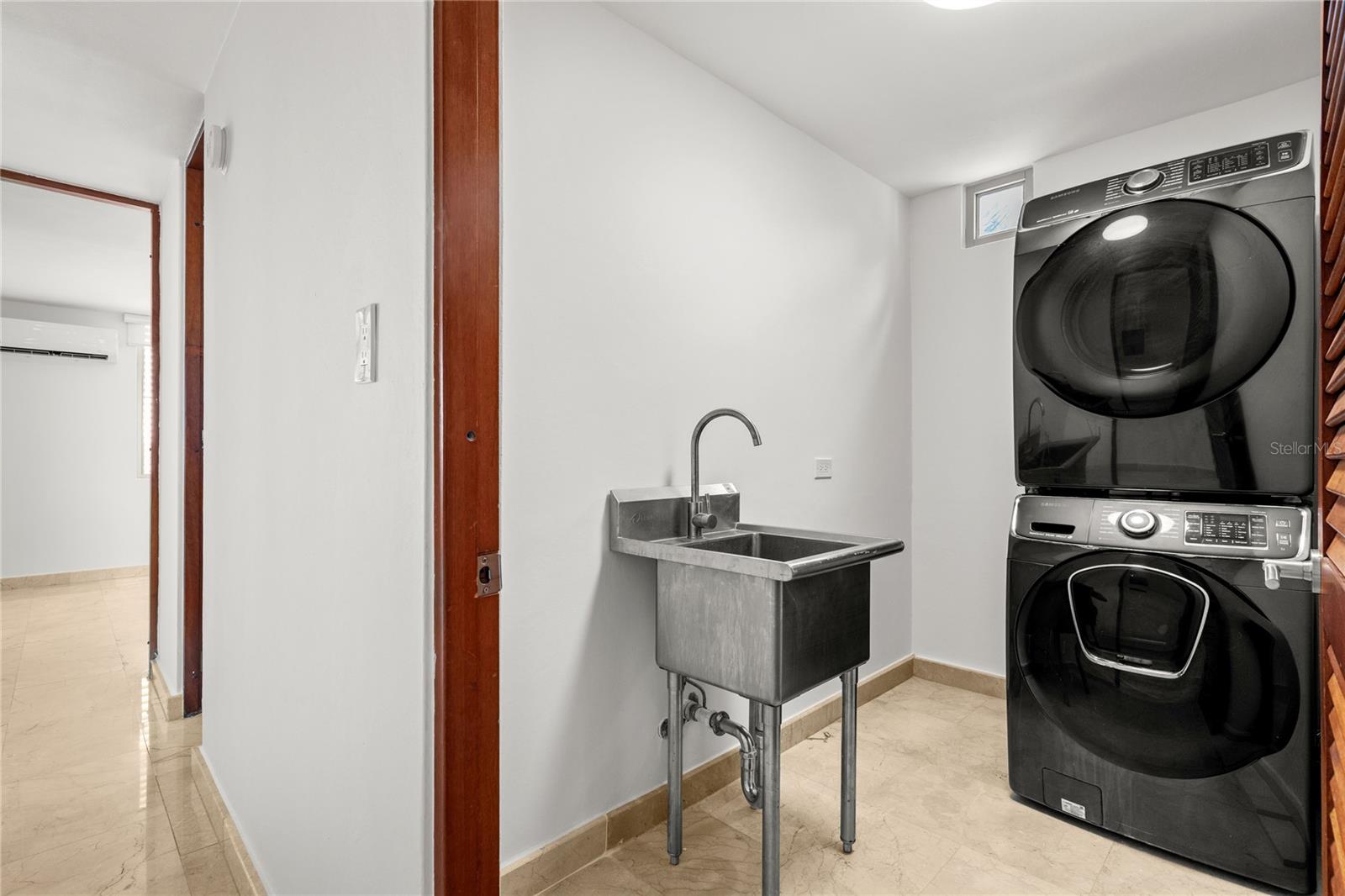 ANDREA'S COURT - Residential Lease