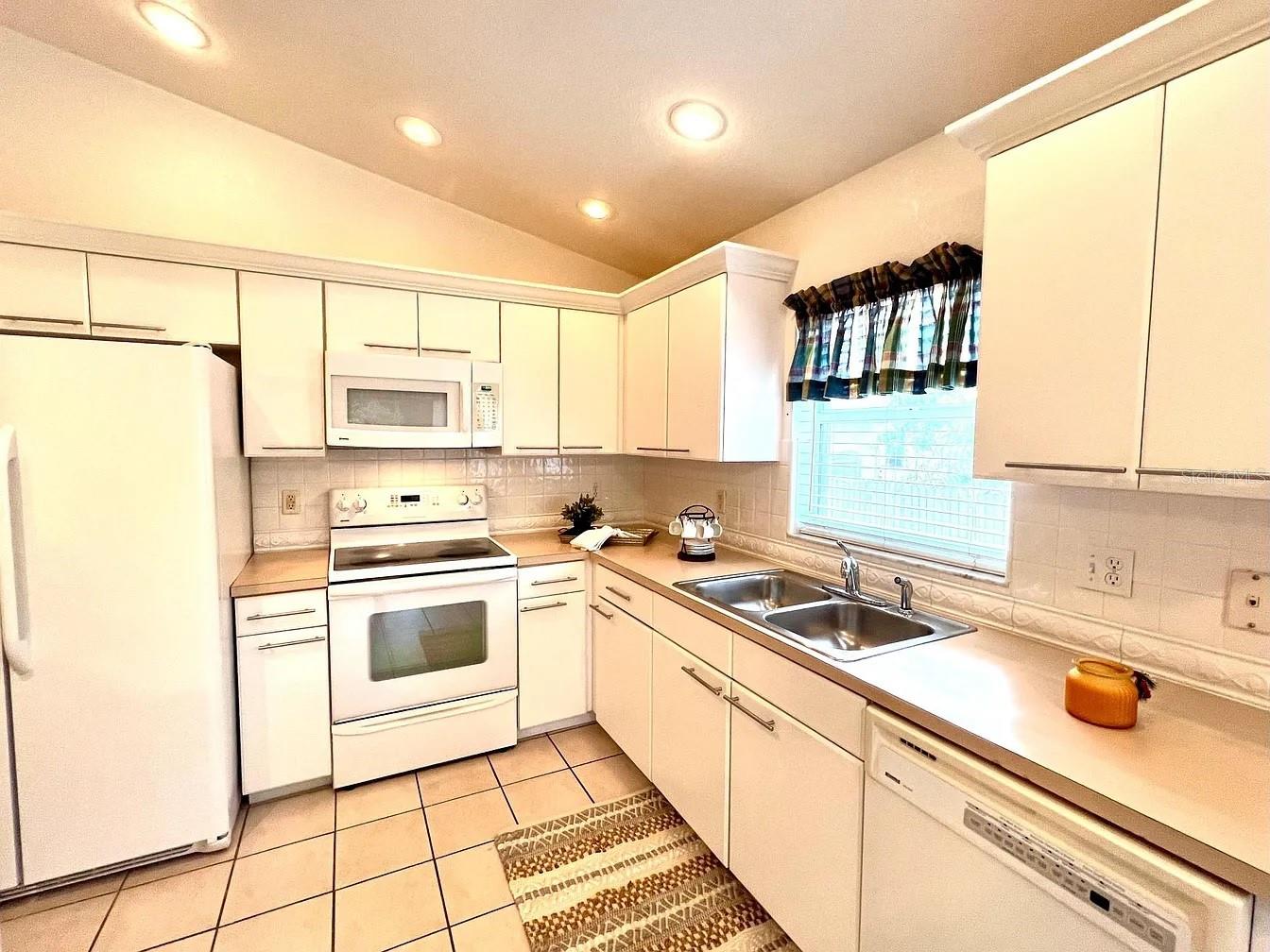 LAKE LARGO - Residential Lease