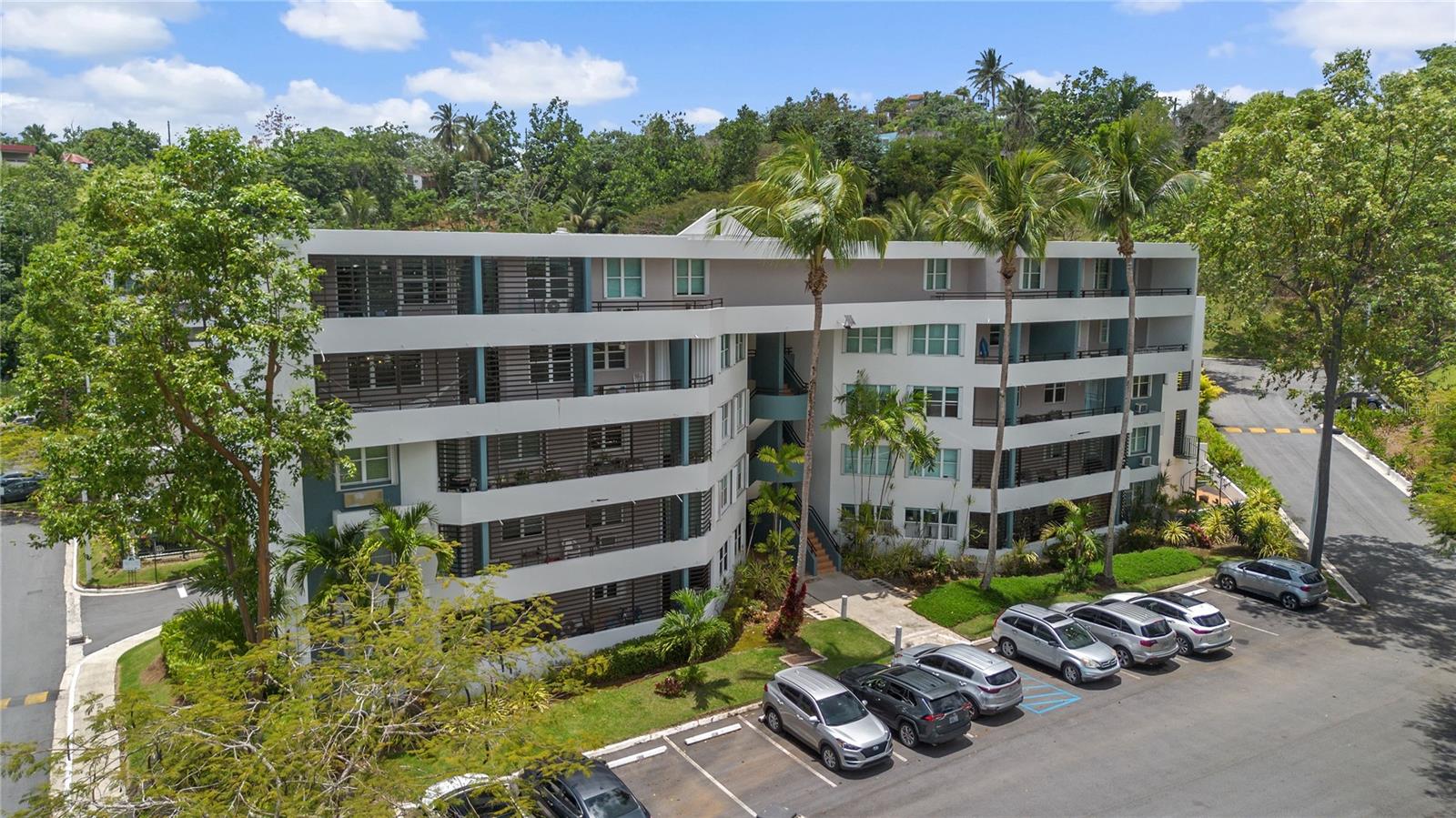 Move-In Ready & Exceptionally Well-Maintained 2-Level PH in Montehiedra.

This updated residence in Cond. Jardines de Montehiedra offers comfort, convenience, and an excellent location near Expreso 52. Featuring 2 bedrooms, 2 full bathrooms, and 1 powder room across 1,759 Sq. Ft., the apartment offers a functional layout with living, dining, kitchen, and powder room areas on the first level, while both bedrooms are privately located upstairs. The primary suite includes an ensuite bathroom, and each level enjoys its own private balcony/terrace.

Additional features include Italian tile flooring, updated interiors, and two back-to-back parking spaces. One of the property’s standout features is the inclusion of an EcoFlow Delta Pro 3 backup power system with additional 8.1 kWh battery and intelligent home panel capable of powering the entire apartment, along with an approximate 150-gallon cistern — valuable additions rarely found in comparable apartments that provide added comfort, convenience, and peace of mind.

Residents enjoy access to a pool, gazebo, gym, and visitor parking. Ideally located next to Montehiedra Town Center, The Marketplace at Montehiedra, and with immediate access to Expreso 52, this property offers the convenience of having everything close by while enjoying comfortable and convenient everyday living.