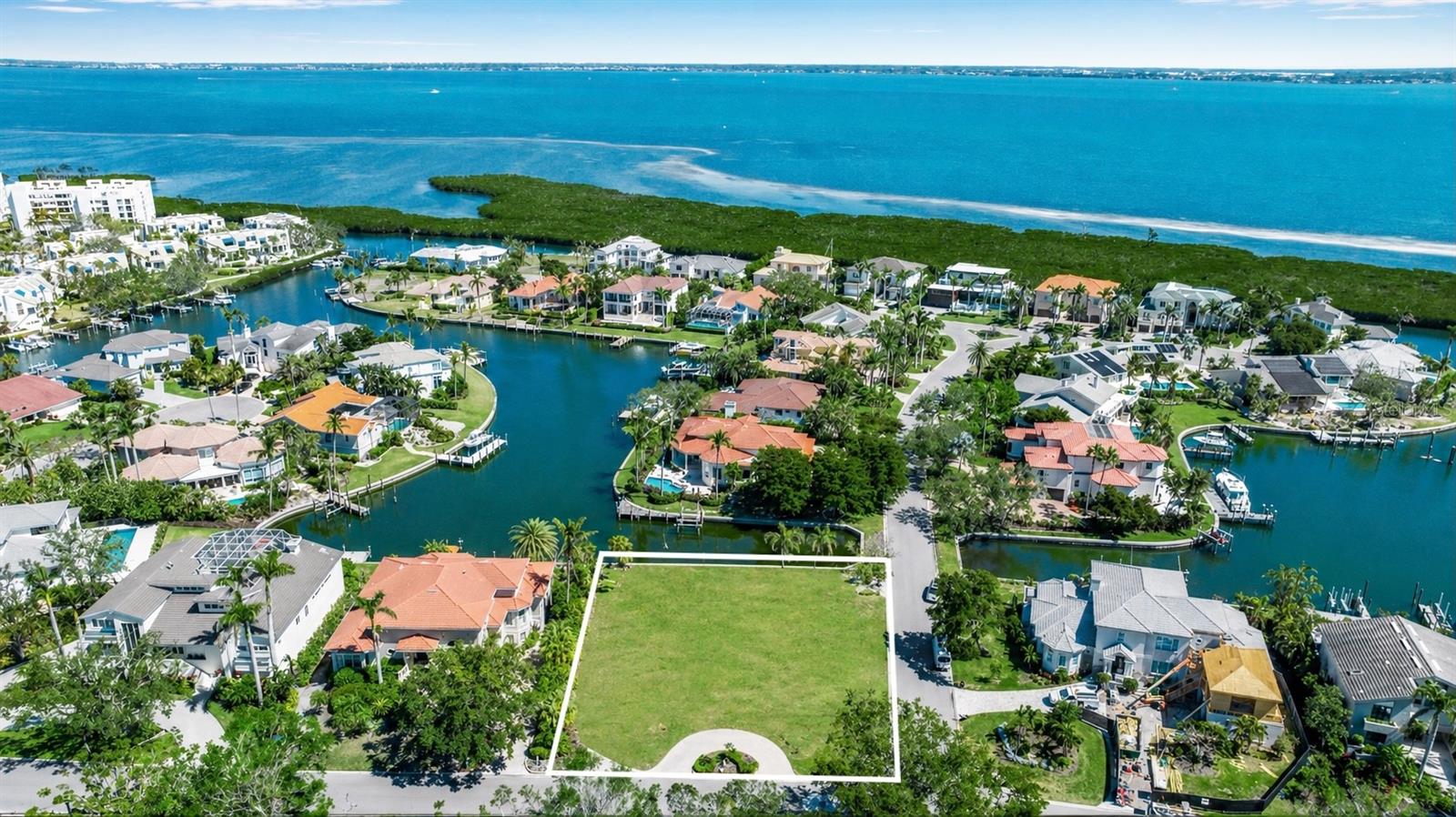 BAY ISLES - Land