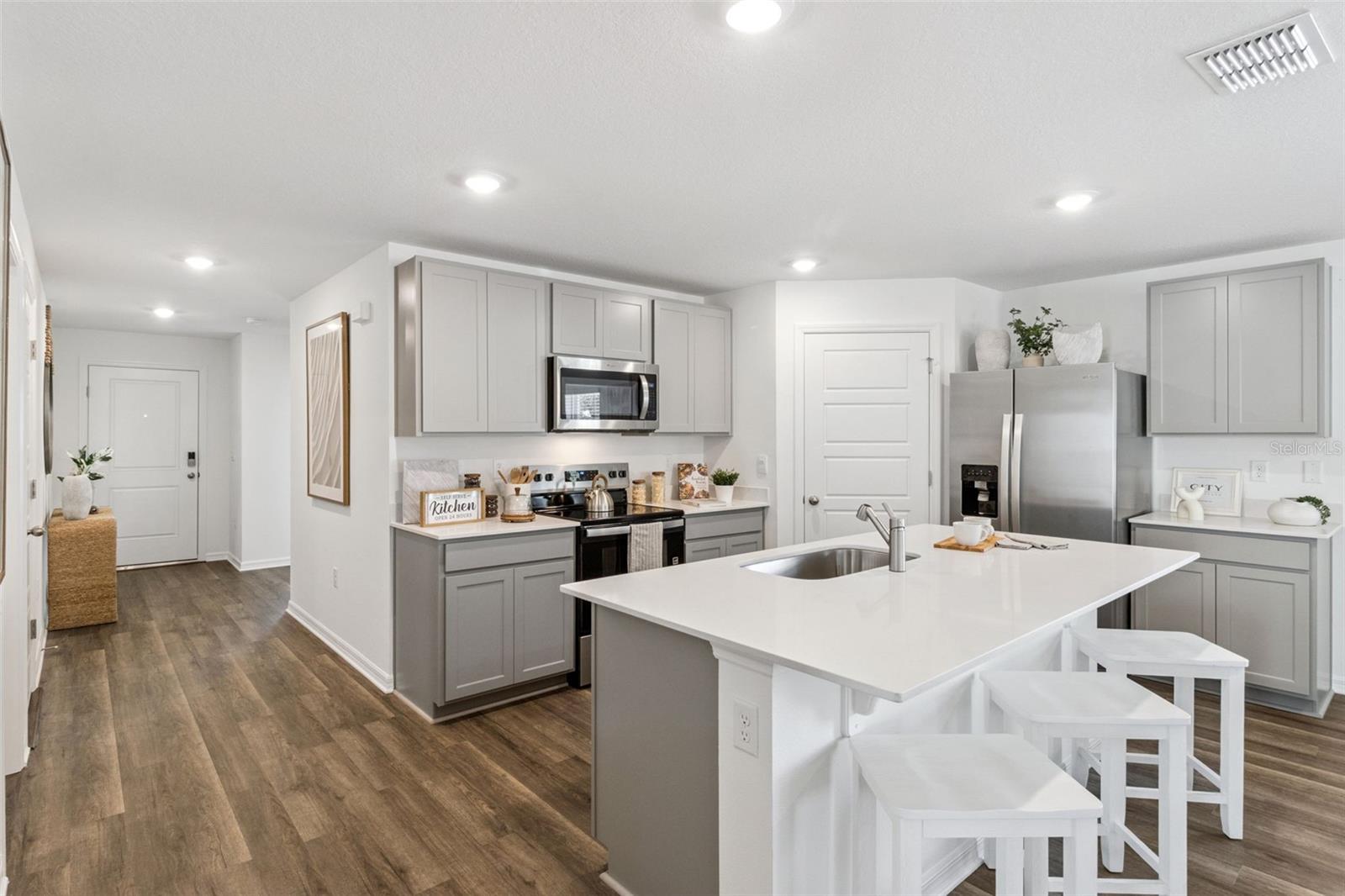 LEOMAS LANDING - Residential