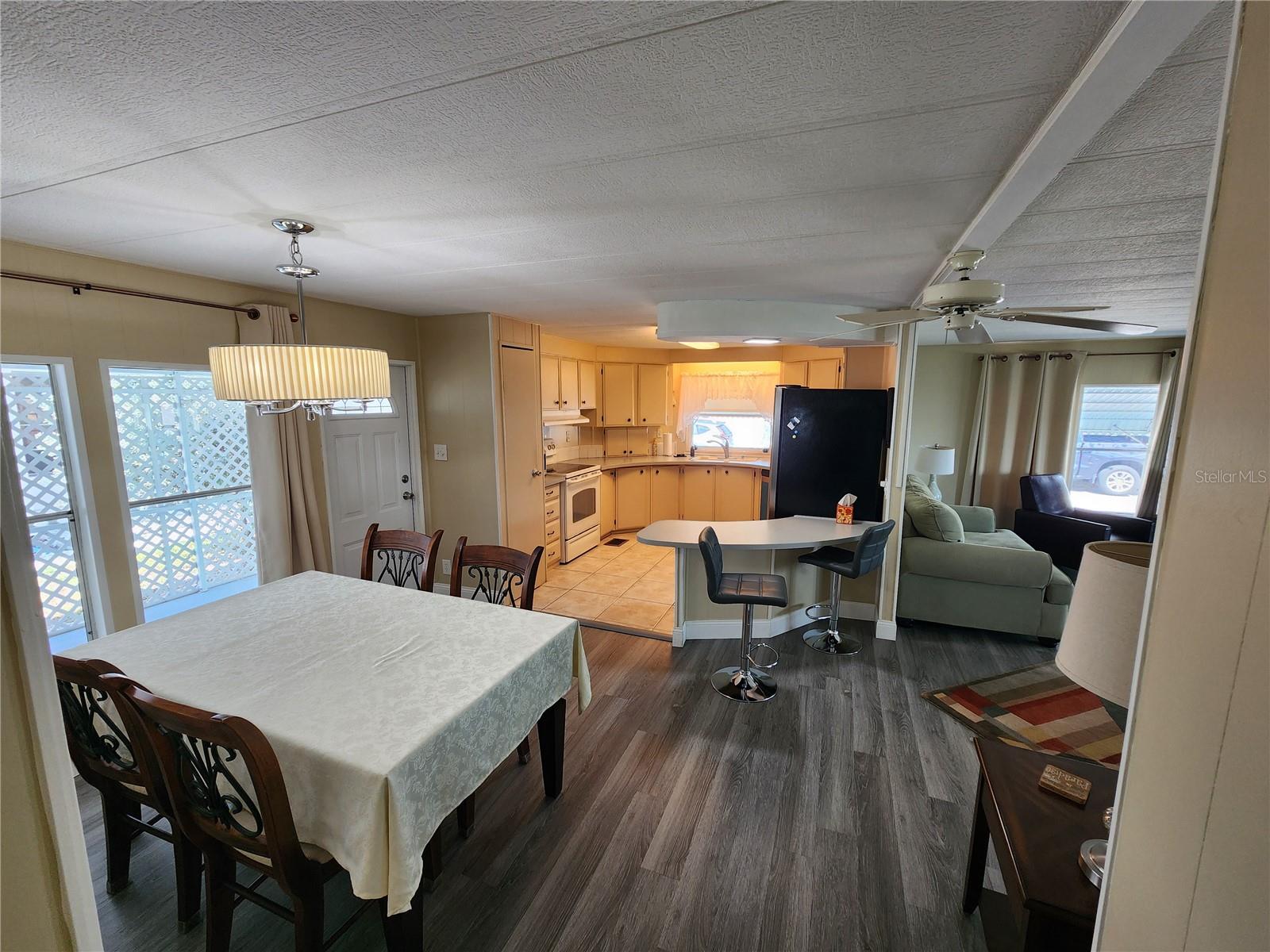 PALM LAKE ESTATES - Residential