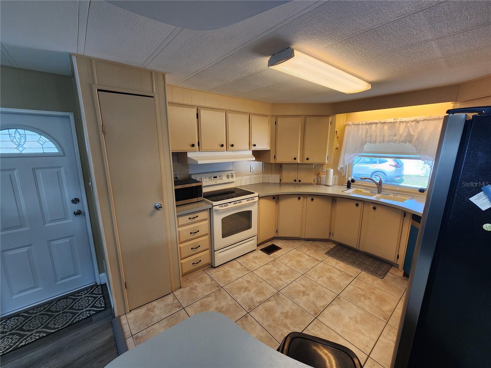 PALM LAKE ESTATES - Residential