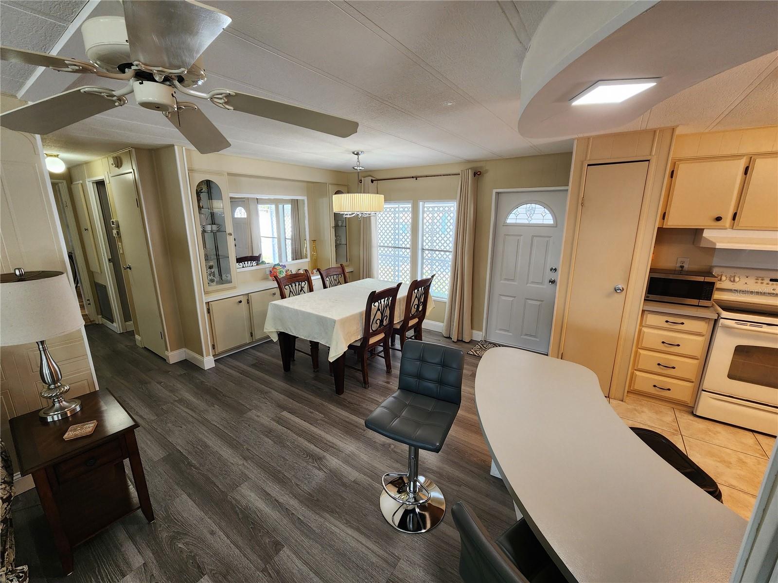 PALM LAKE ESTATES - Residential