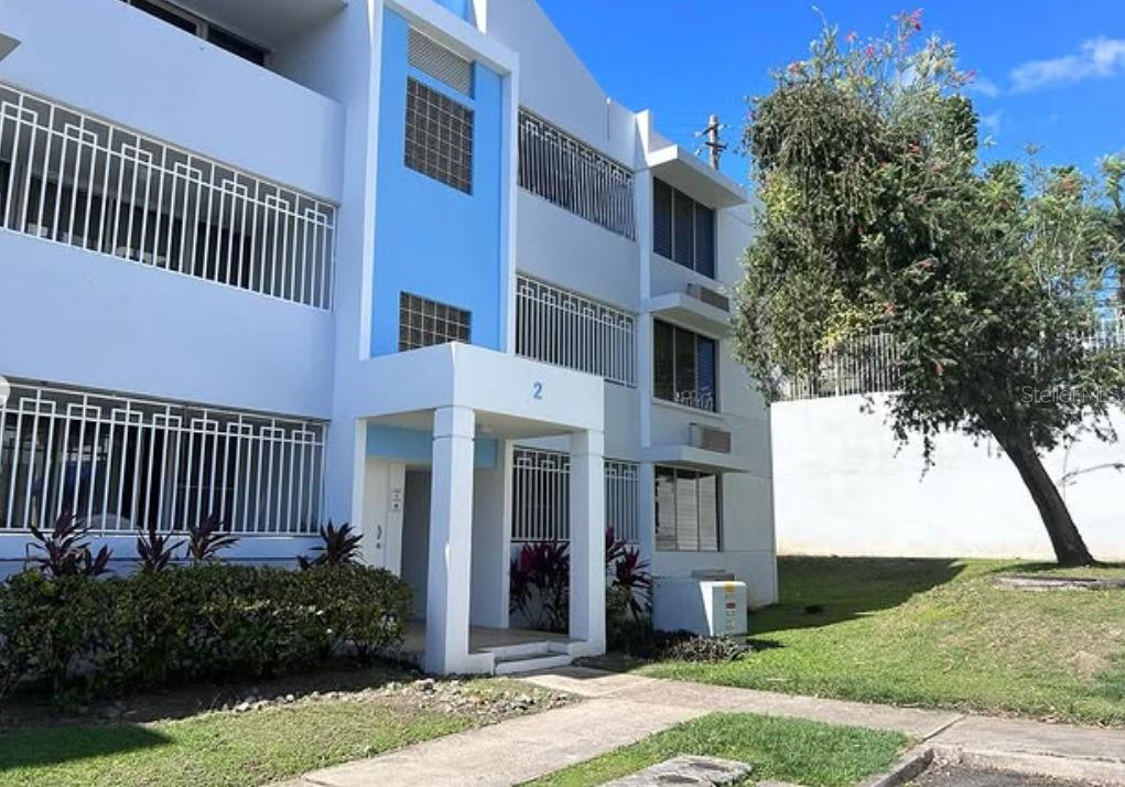 Comfortable garden-style apartment featuring 2 bedrooms, 2 bathrooms, a living room, dining area, kitchen, and a private patio with terrace. The unit includes appliances such as a refrigerator, washer and dryer, range hood, ceiling fans, and air conditioning units in each bedroom. It also offers two back-to-back parking spaces conveniently located directly in front of the unit.

The complex provides controlled access with 24/7 security, as well as amenities including a fitness center, activity room, swimming pool, and play area. Ideally located near top-rated schools, restaurants, shopping centers, and entertainment options.

Schedule your showing today!