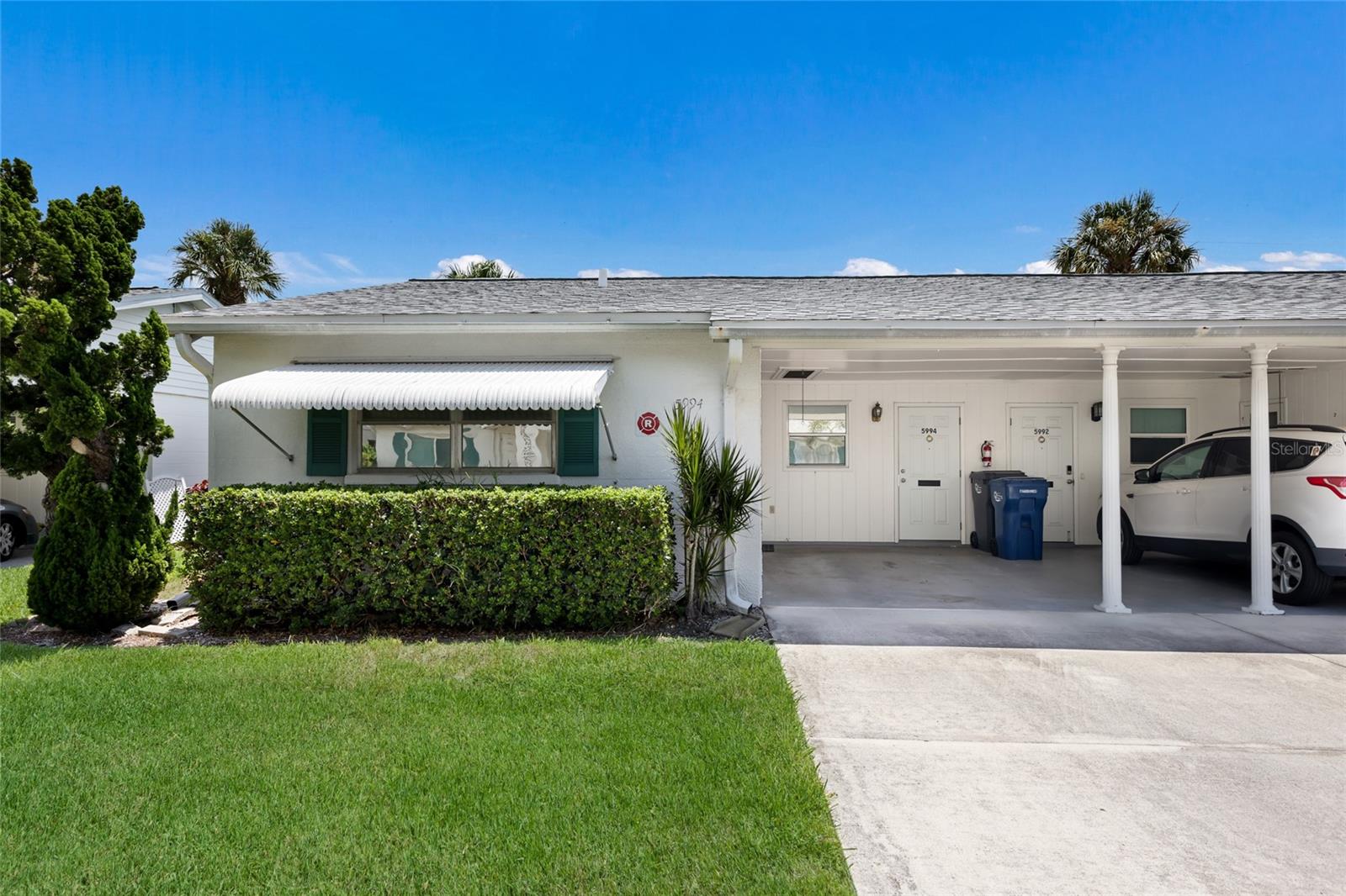 Welcome to easy Florida living in the desirable Parkway Villas, a well-maintained 55+ community in the heart of Bradenton. This clean and well-cared-for villa offers the perfect opportunity for a buyer to move right in and update at their own pace, creating a space that reflects their personal style. Whether you’re looking for a year-round residence or the ideal winter retreat, this home offers comfort, convenience, and affordability. Enjoy a friendly community atmosphere with amenities and a convenient location just minutes from shopping, dining, medical facilities, and the beautiful Gulf Coast beaches. Rentals are permitted after two years of ownership with a minimum two-month lease, offering flexibility for future plans. Don’t miss this opportunity to make this charming villa your own and enjoy the Florida lifestyle!