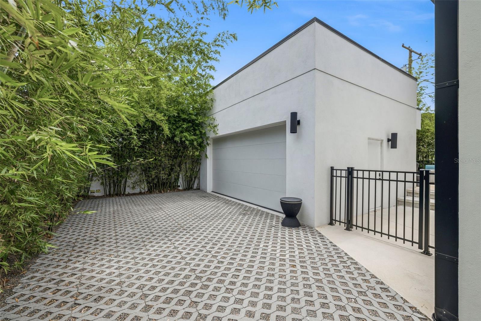 SUBURB ROYAL - Residential