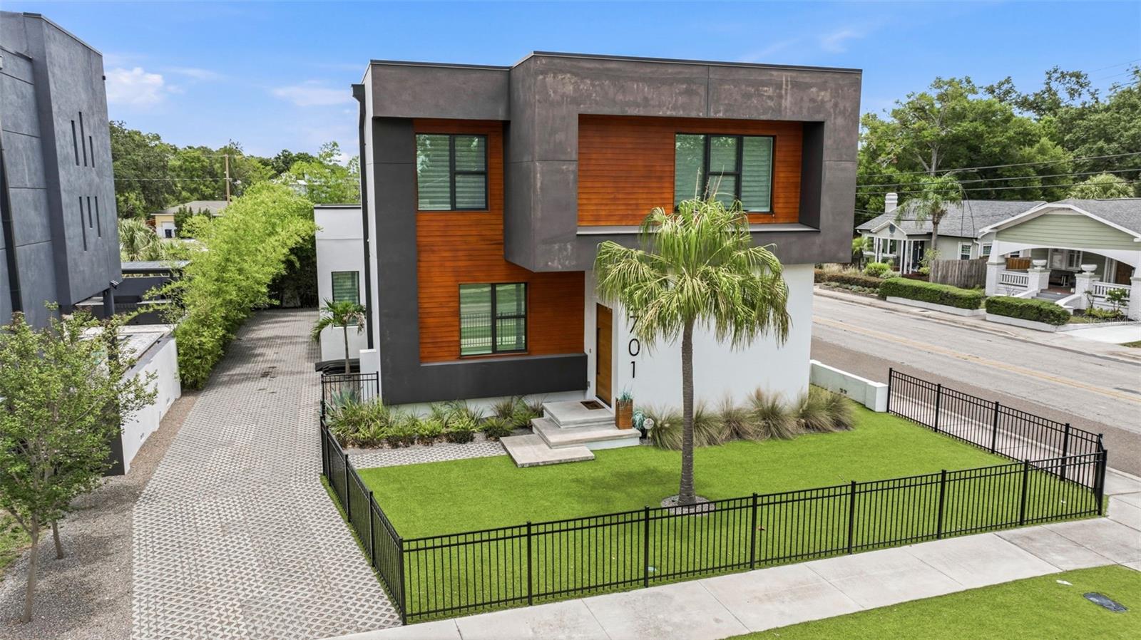 SUBURB ROYAL - Residential