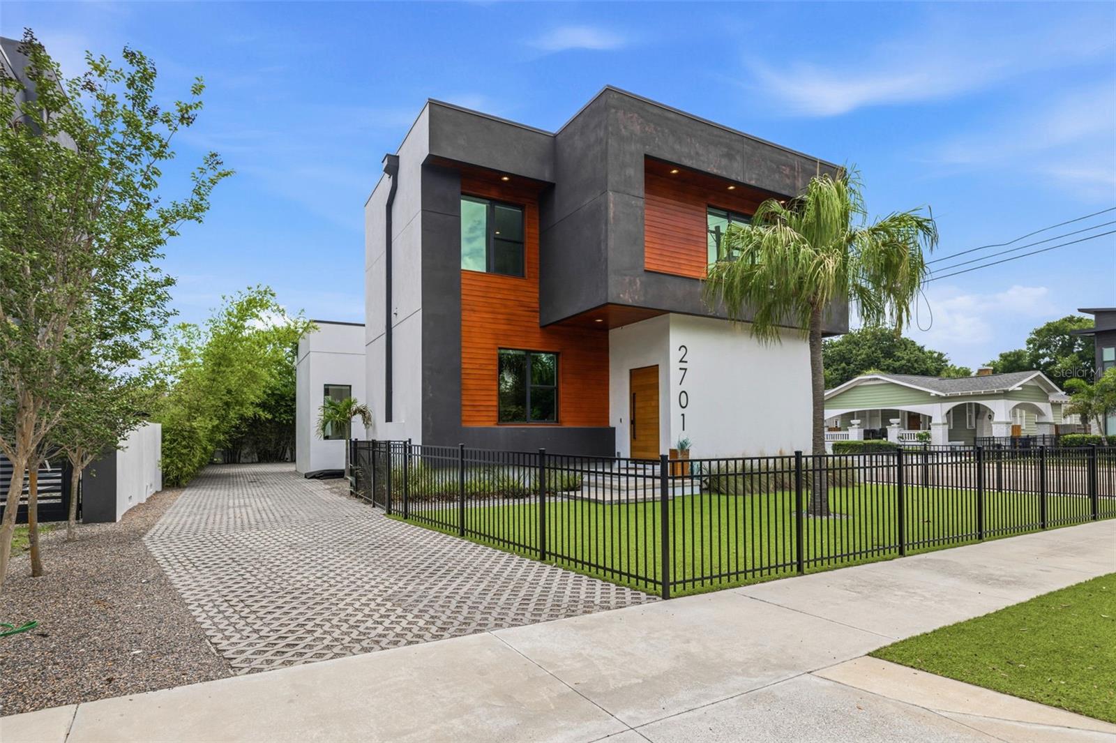 SUBURB ROYAL - Residential