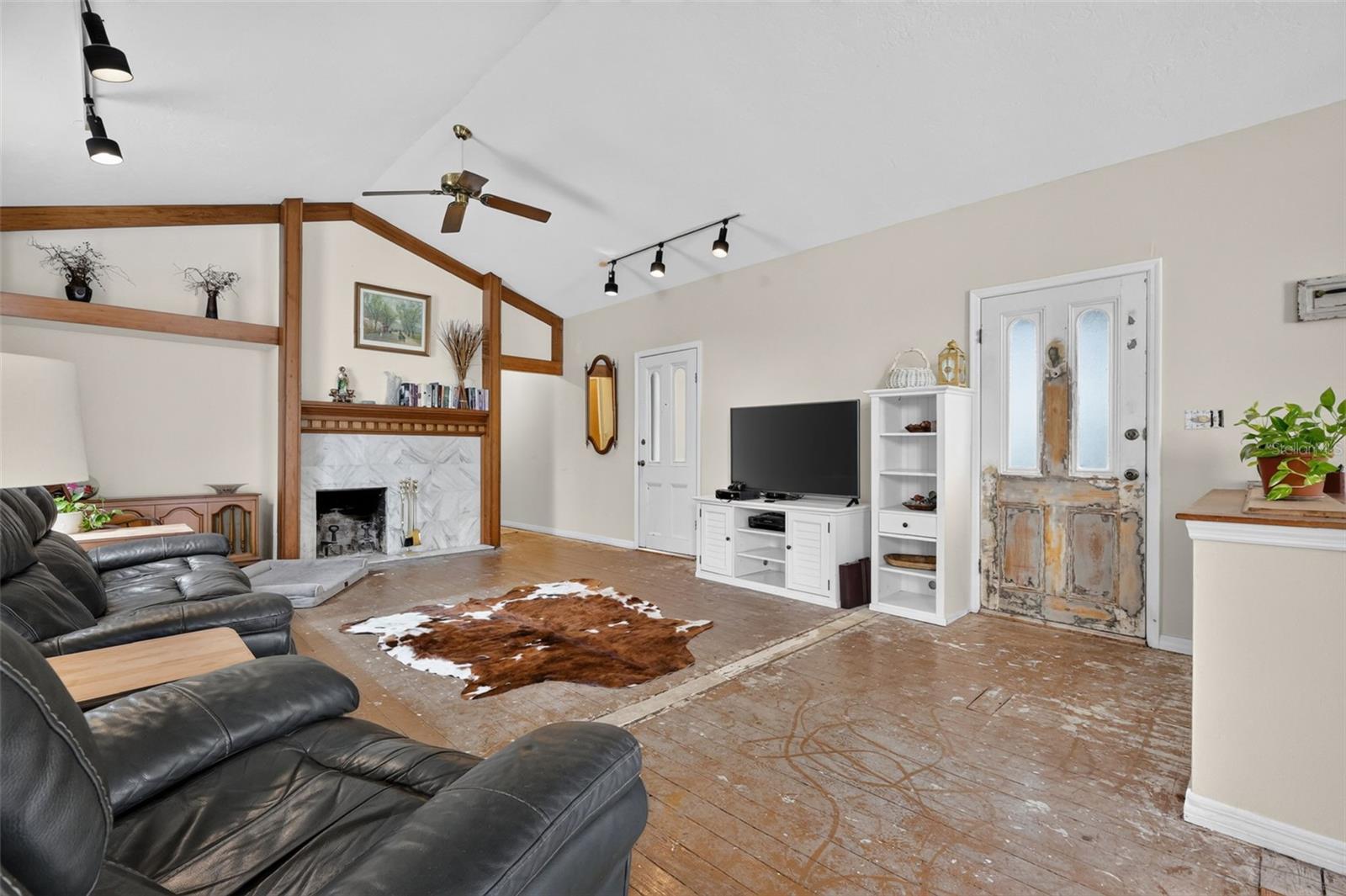 LADY LAKE - Commercial Sale