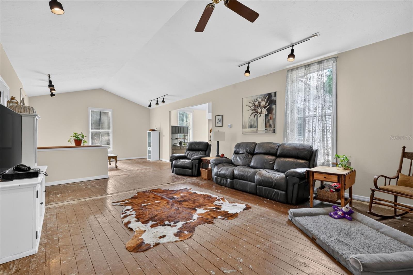 LADY LAKE - Commercial Sale